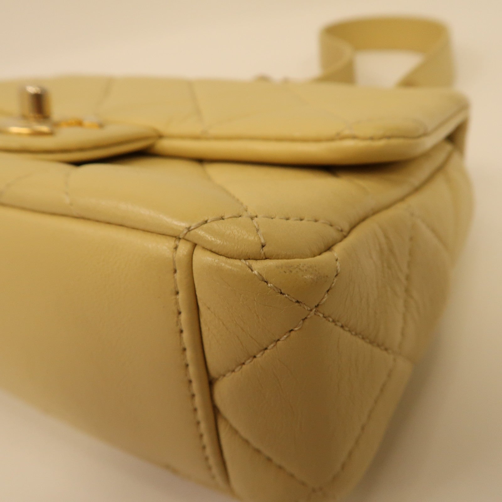 CHANEL 菱格牛皮皮革Chain Shoulder Bag金扣鏈帶肩背袋黃色
