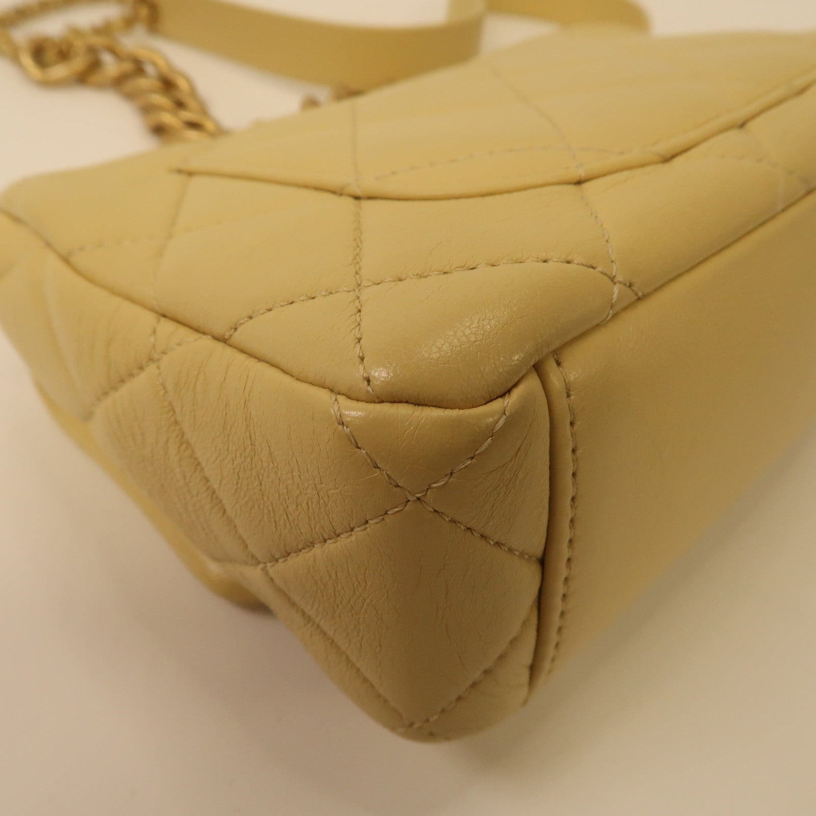 CHANEL 菱格牛皮皮革Chain Shoulder Bag金扣鏈帶肩背袋黃色