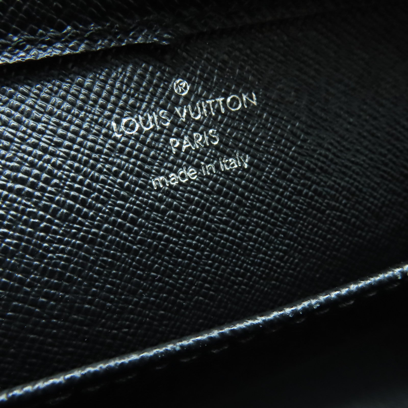 LOUIS VUITTON 【激減優惠】Taiga Baikal手拿包銀扣Noir/黑色