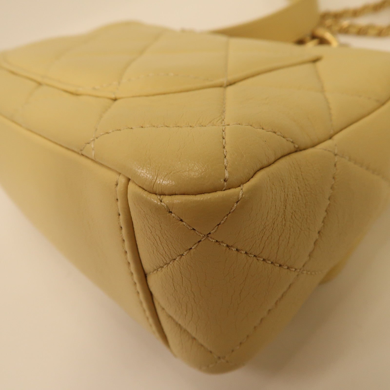 CHANEL 菱格牛皮皮革Chain Shoulder Bag金扣鏈帶肩背袋黃色