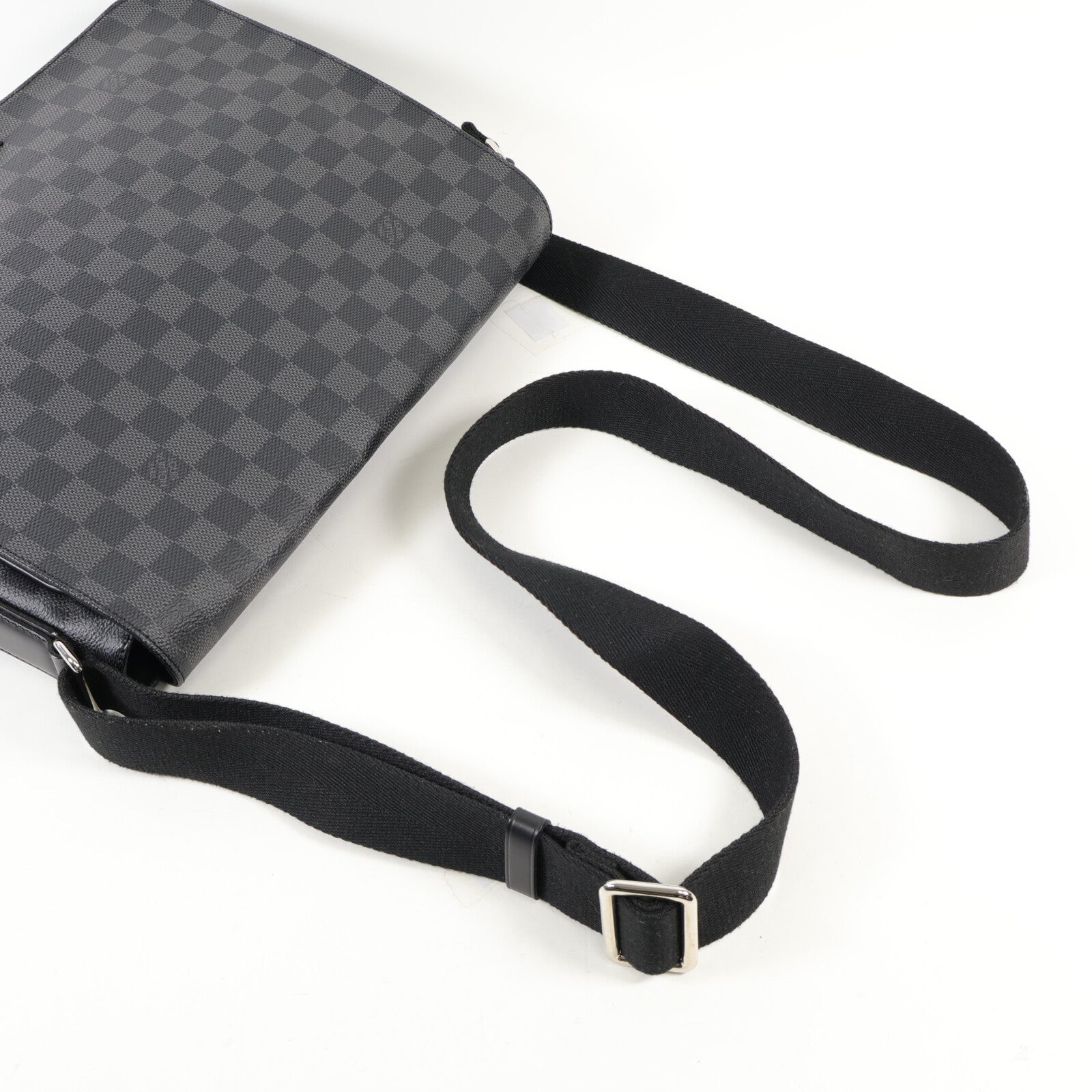 LOUIS VUITTON Damier Graphite District MM銀扣肩背袋