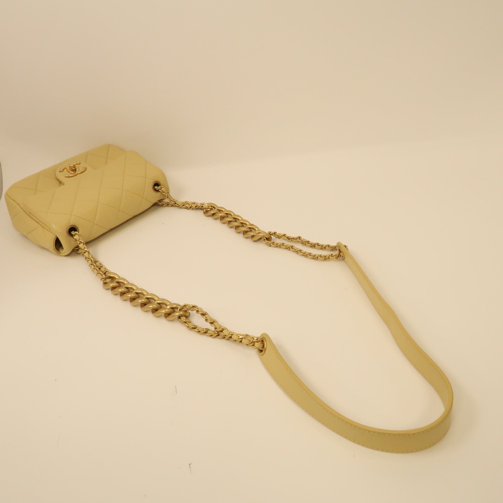 CHANEL 菱格牛皮皮革Chain Shoulder Bag金扣鏈帶肩背袋黃色