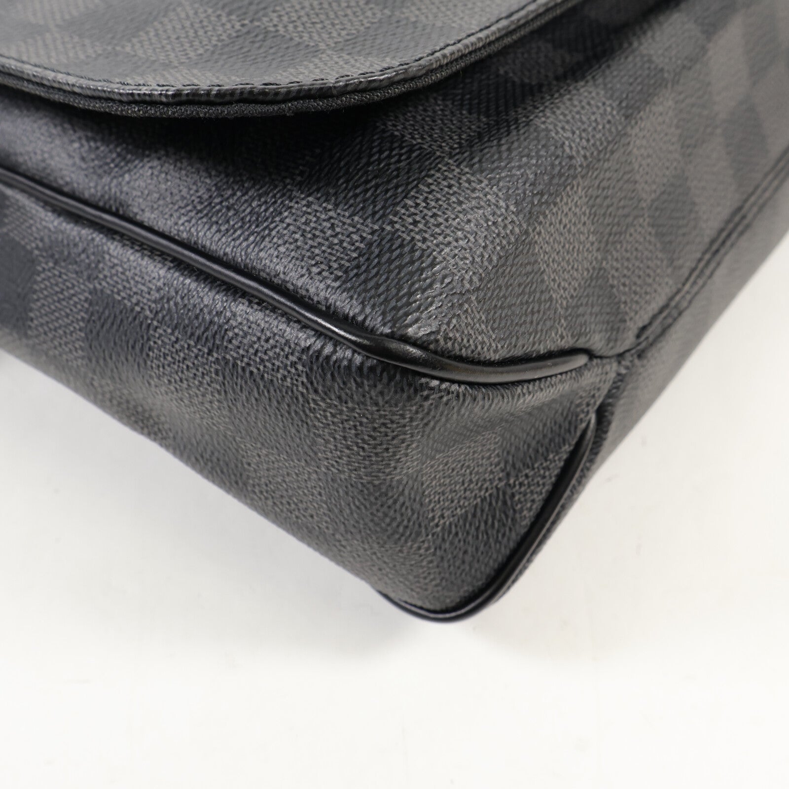LOUIS VUITTON Damier Graphite District MM銀扣肩背袋