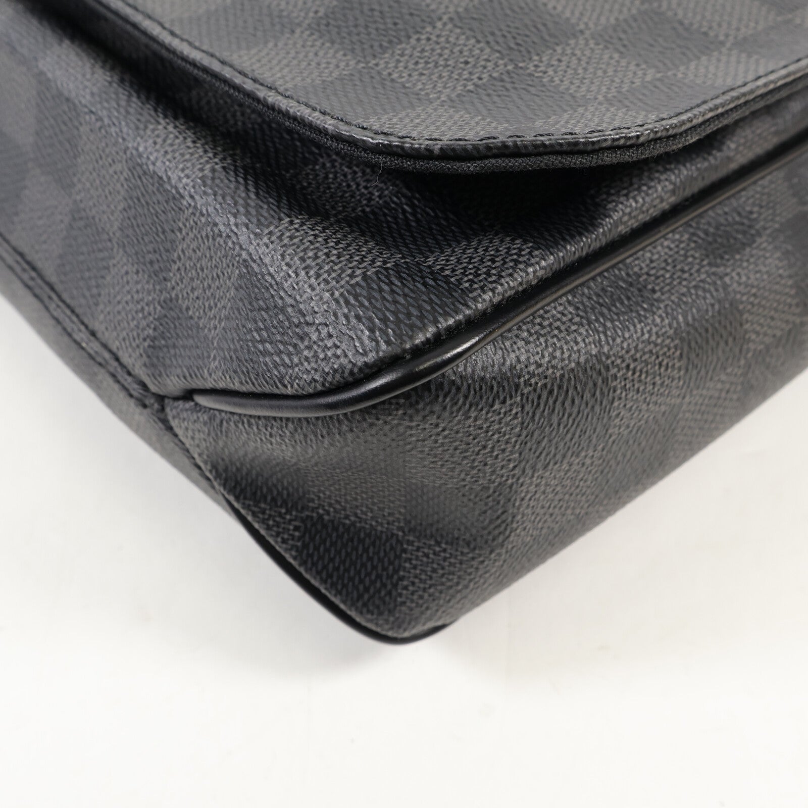LOUIS VUITTON Damier Graphite District MM銀扣肩背袋