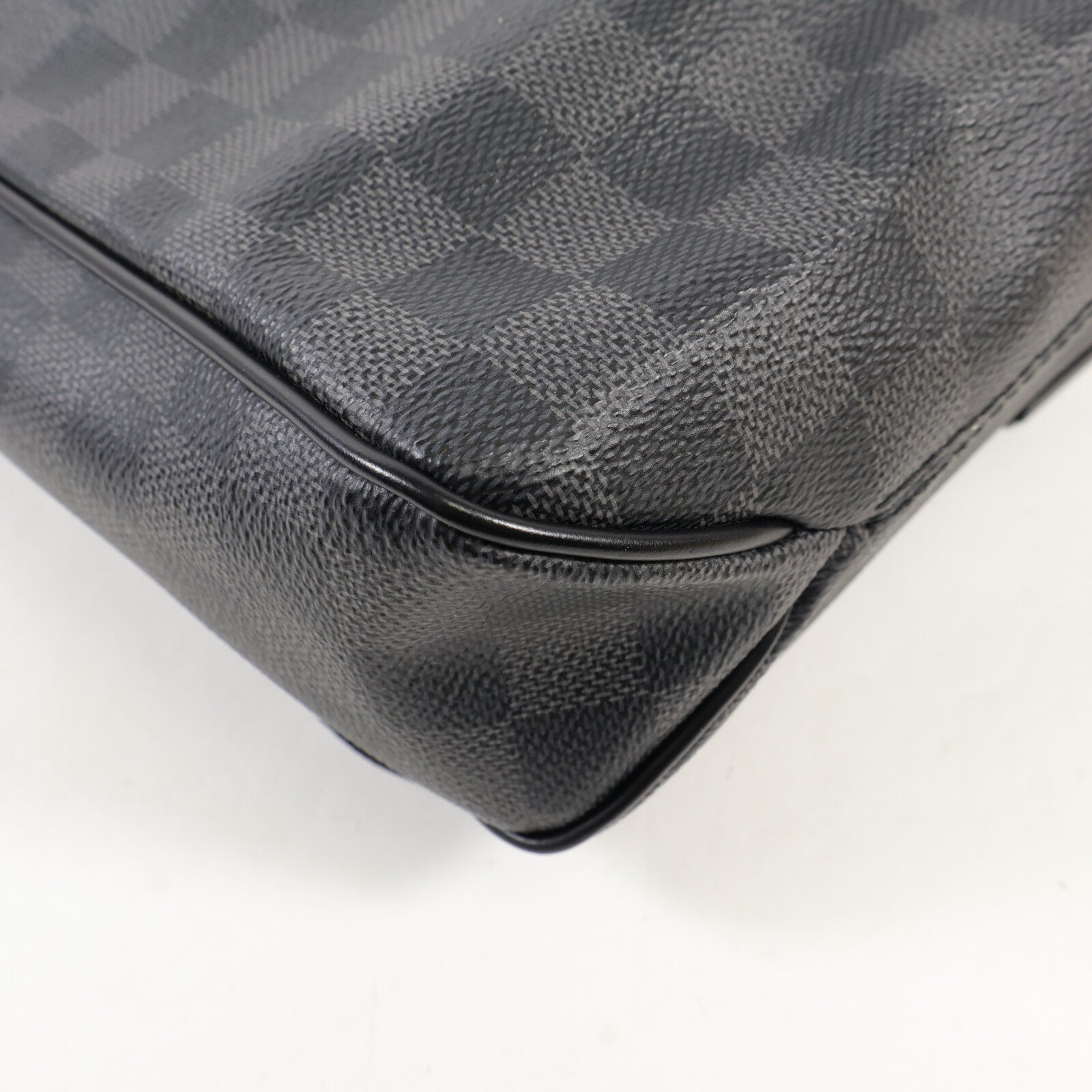 LOUIS VUITTON Damier Graphite District MM銀扣肩背袋