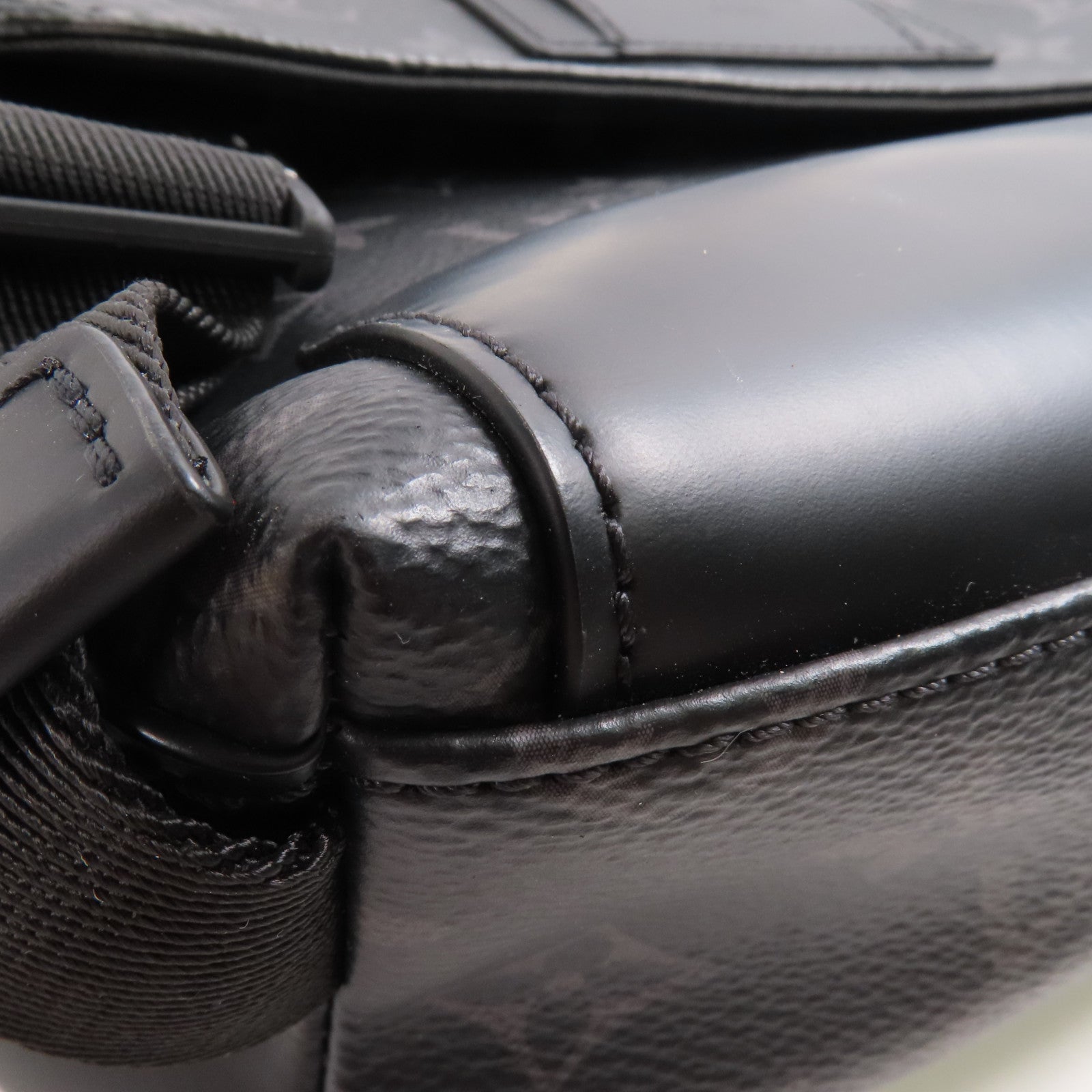 LOUIS VUITTON Monogram Eclipse Messenger PM Voyager銀扣肩背袋