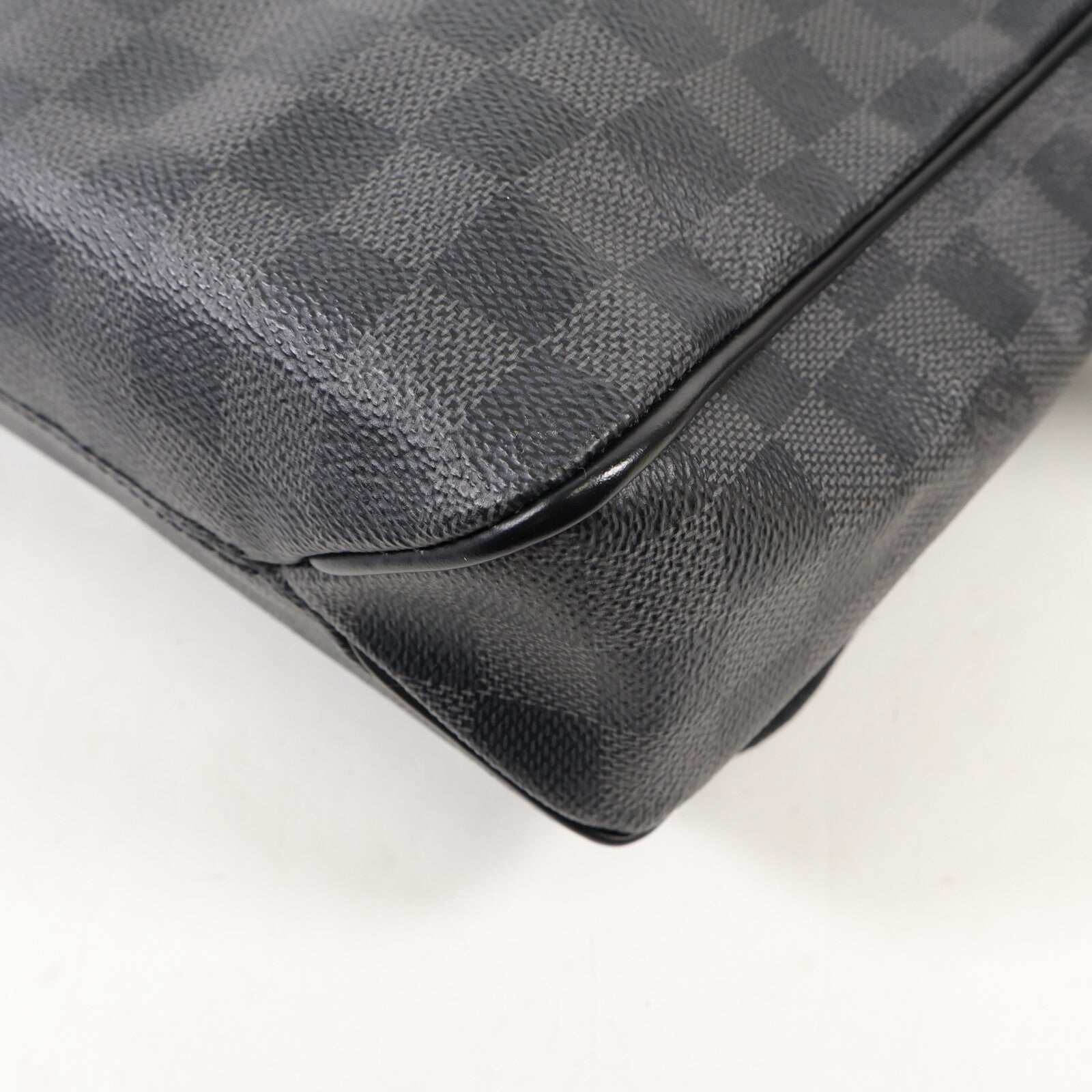 LOUIS VUITTON Damier Graphite District MM銀扣肩背袋