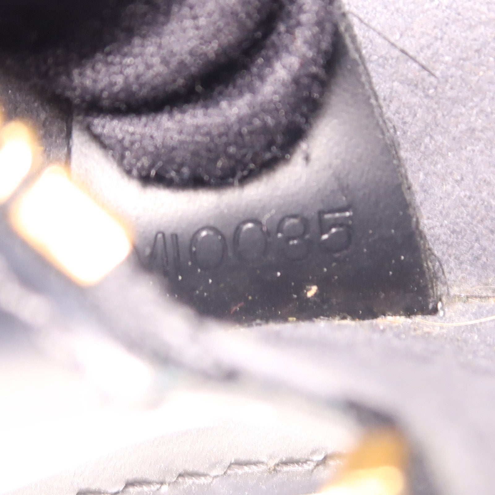 LOUIS VUITTON Epi Soufflot金扣肩背袋黑色