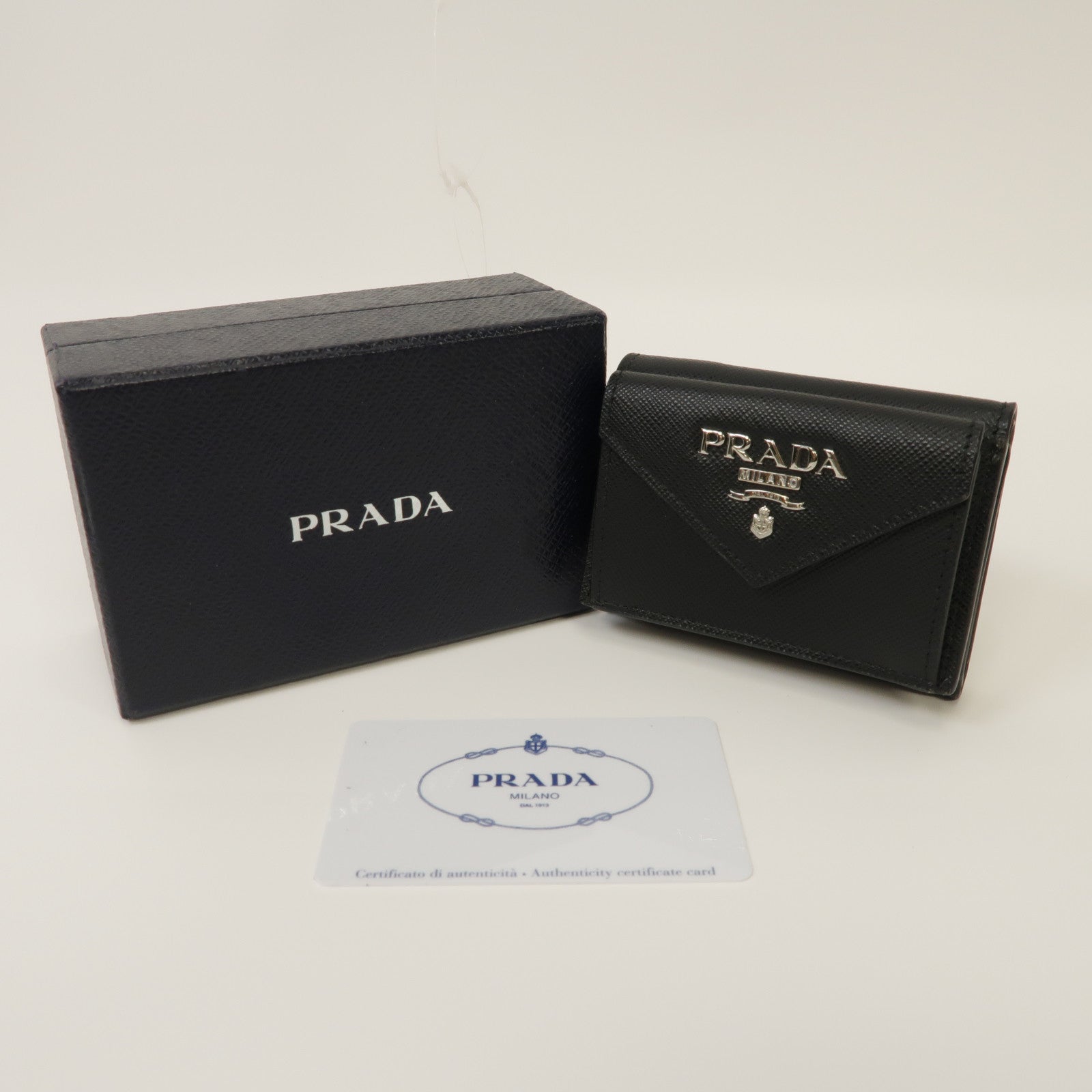 PRADA Saffiano皮革Trifold Wallet銀扣三摺錢包黑色