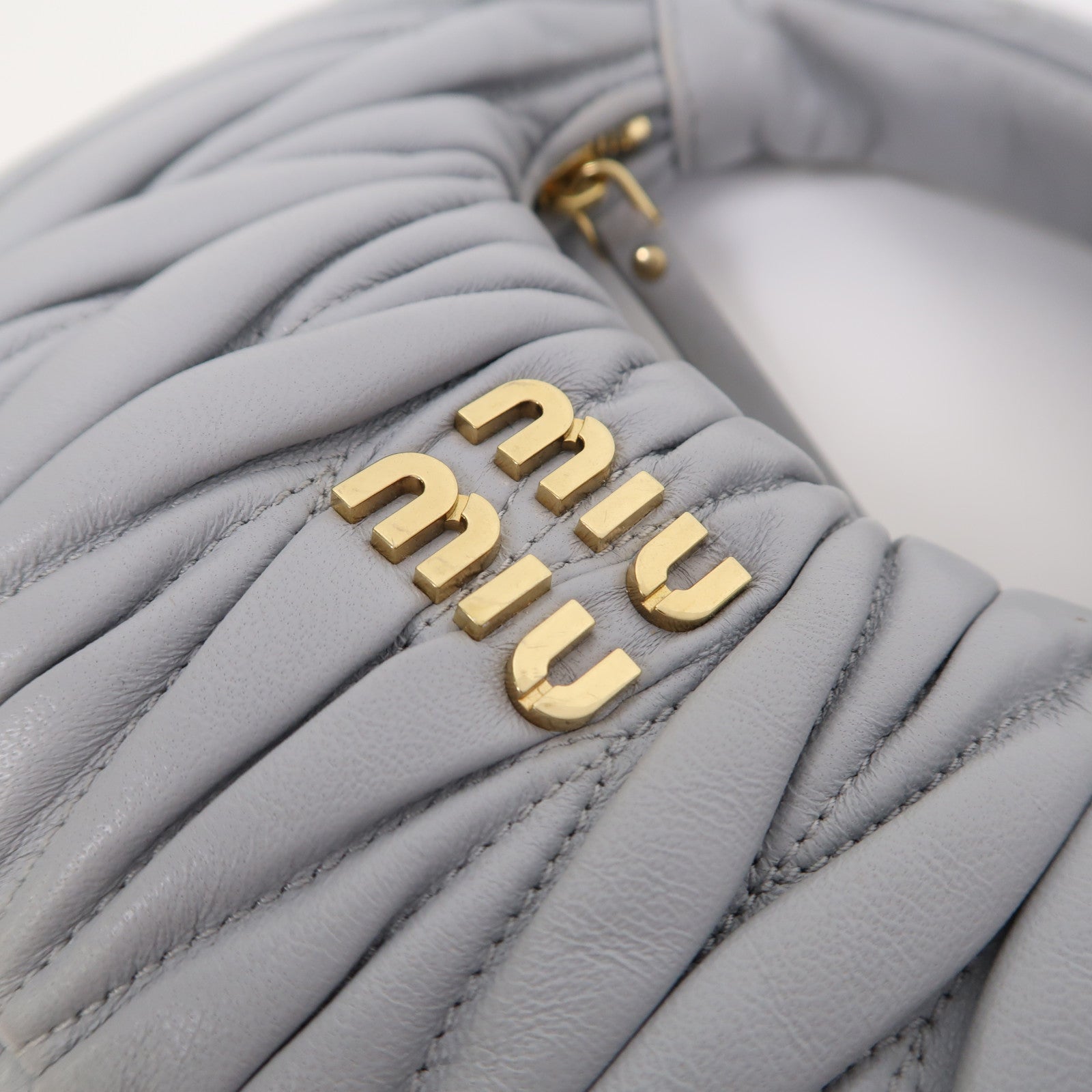 Miu Miu 羊皮皮革Wander Matelasse XS金扣手挽肩背兩用袋藍色