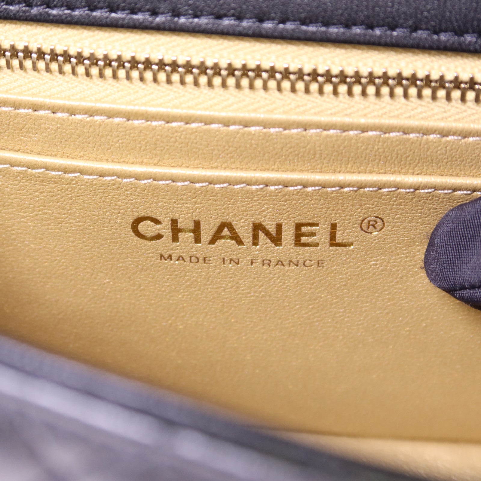 CHANEL 羊皮皮革Mini Classic 17金扣鏈帶肩背袋