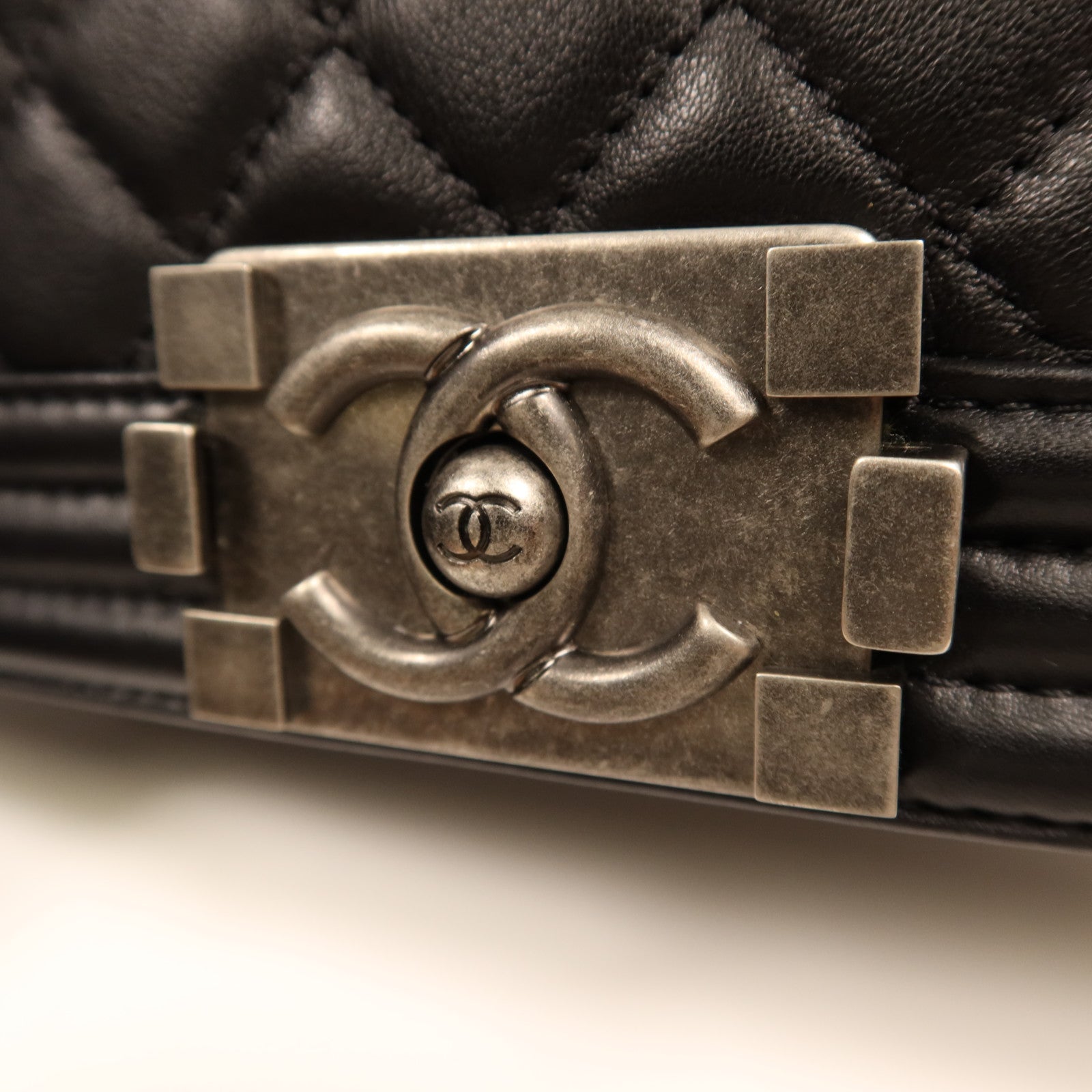 CHANEL 羊皮皮革Boy 20銀扣鏈帶肩背袋