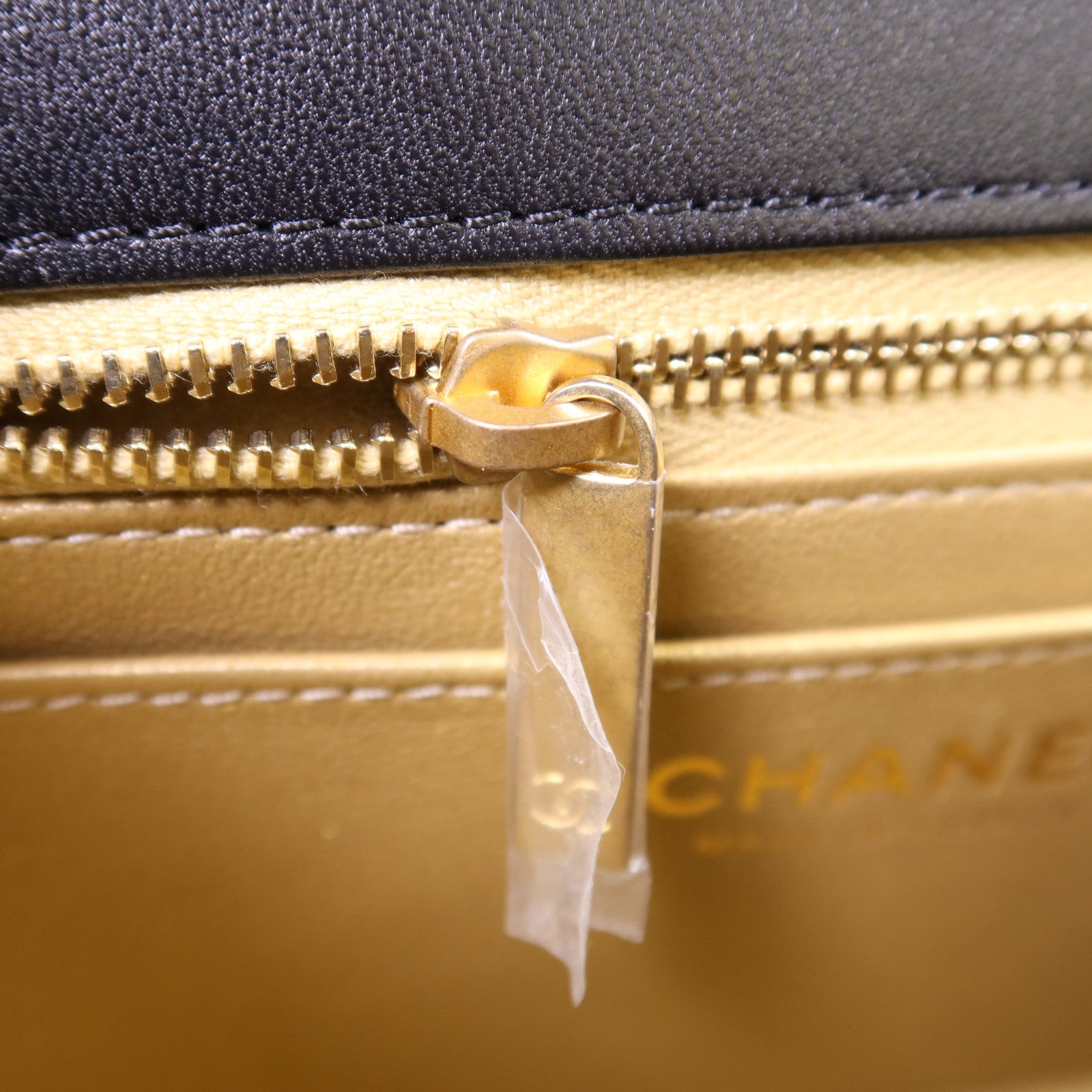 CHANEL 羊皮皮革Mini Classic 17金扣鏈帶肩背袋