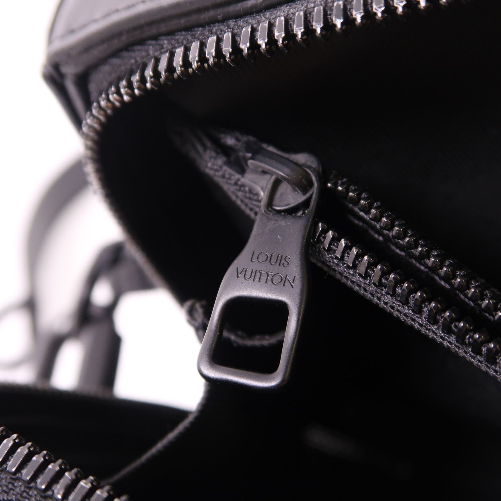 LOUIS VUITTON Monogram Eclipse Soft Trunk Wallet肩背袋
