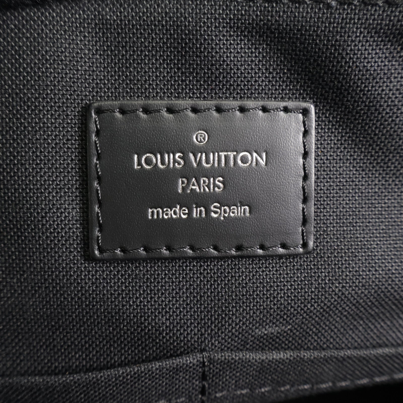LOUIS VUITTON Damier Graphite District MM銀扣肩背袋