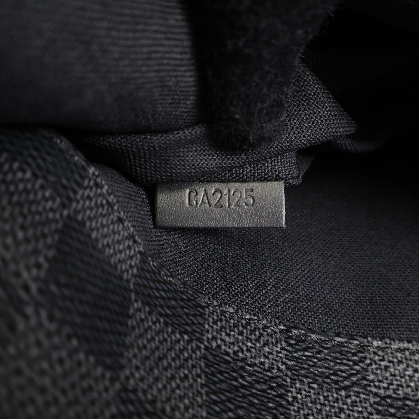 LOUIS VUITTON Damier Graphite District MM銀扣肩背袋