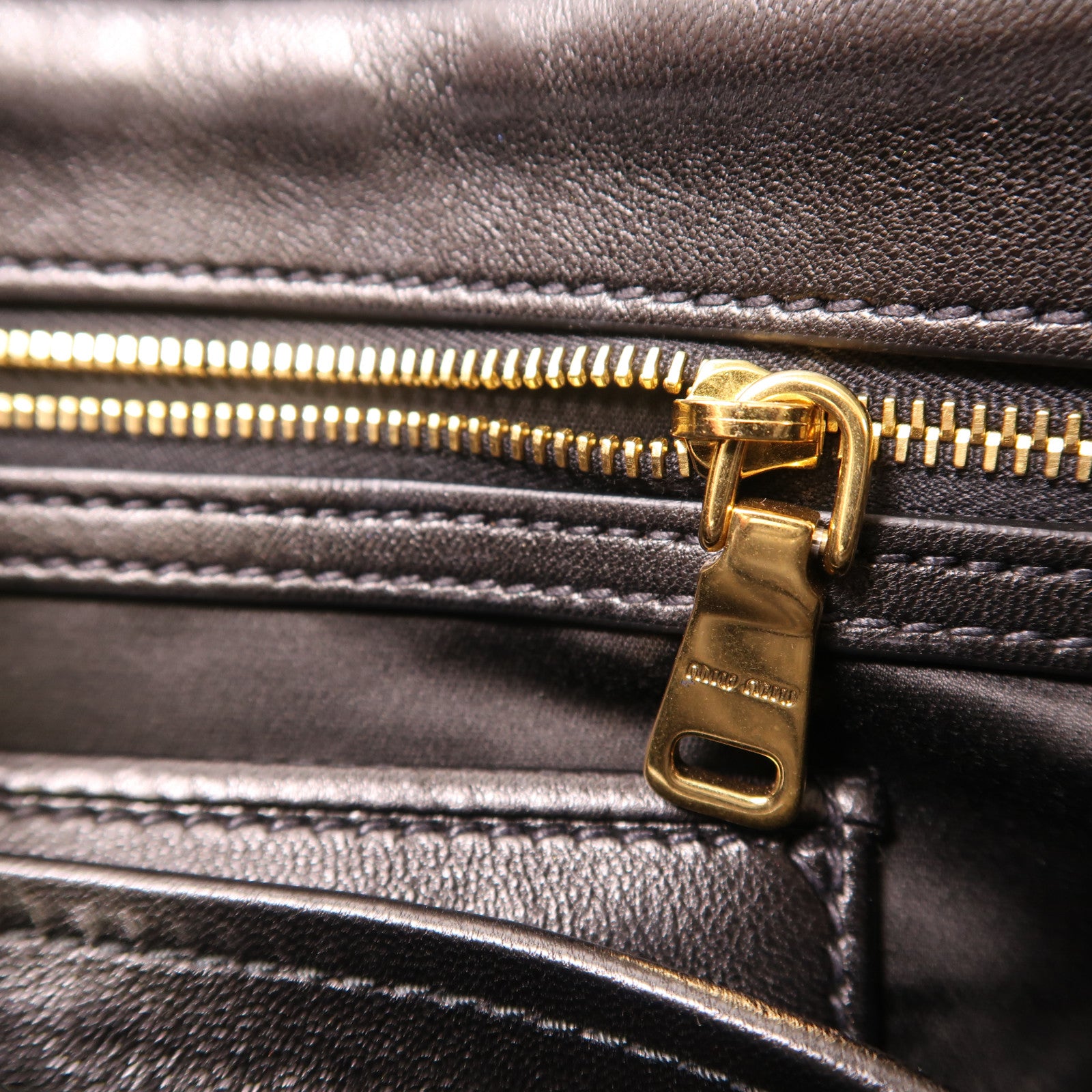 Miu Miu 羊皮皮革2 Way Shoulder金扣手拿包/肩背兩用袋