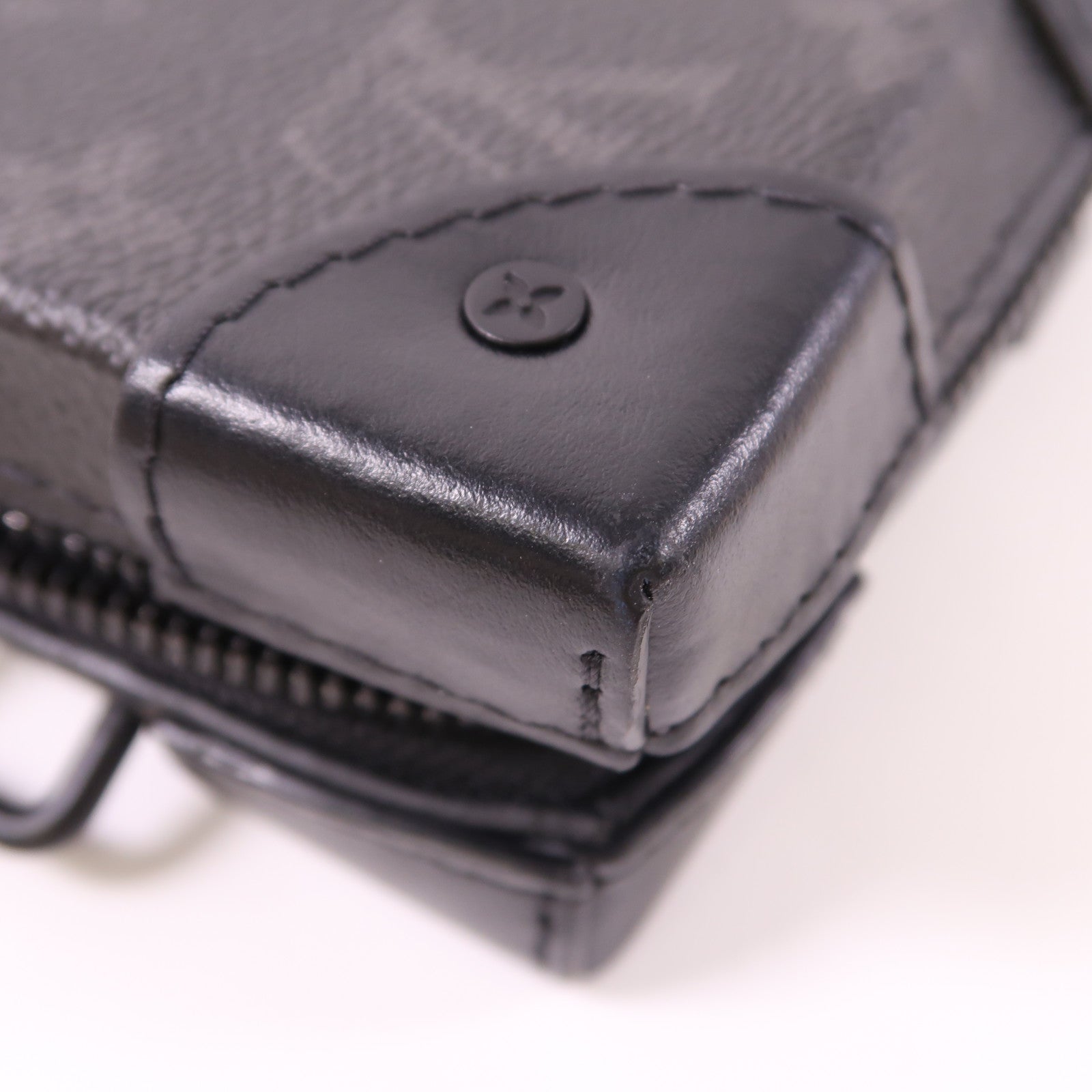 LOUIS VUITTON Monogram Eclipse Soft Trunk Wallet肩背袋