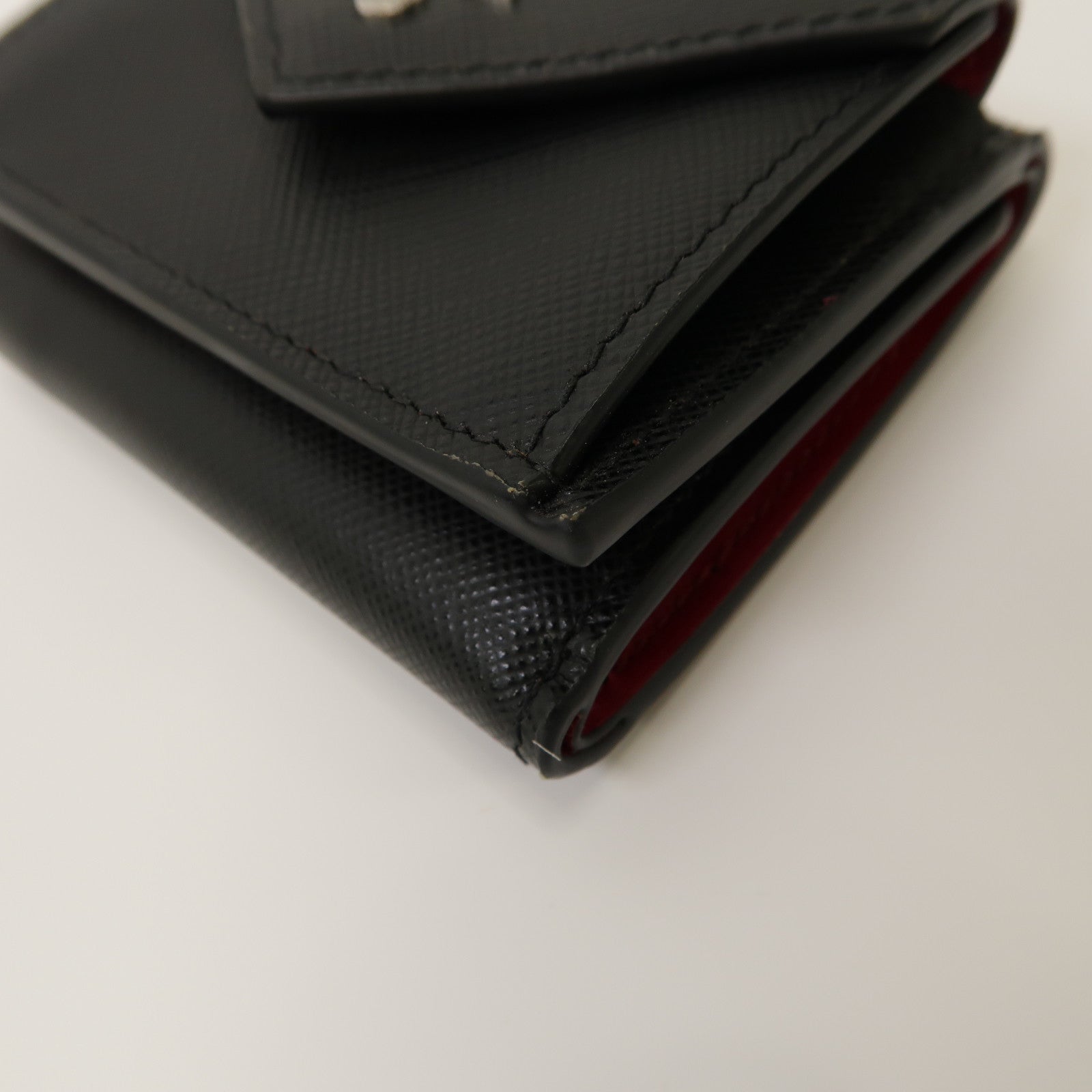PRADA Saffiano皮革Trifold Wallet銀扣三摺錢包黑色