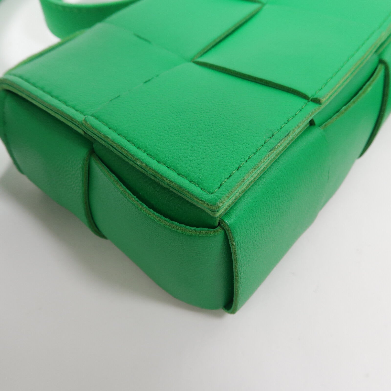 BOTTEGA VENETA 羊皮皮革Mini Cassette肩背袋