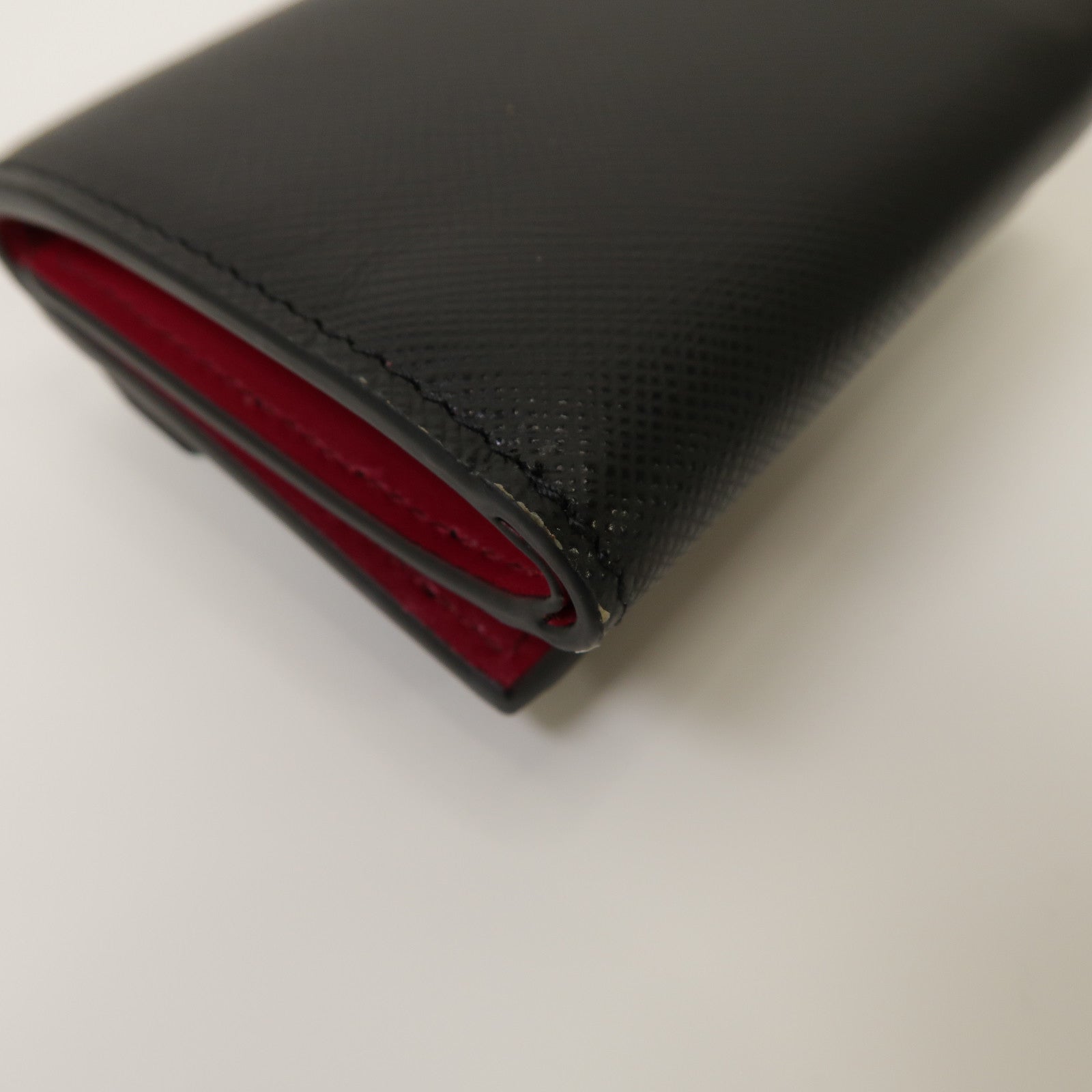 PRADA Saffiano皮革Trifold Wallet銀扣三摺錢包黑色