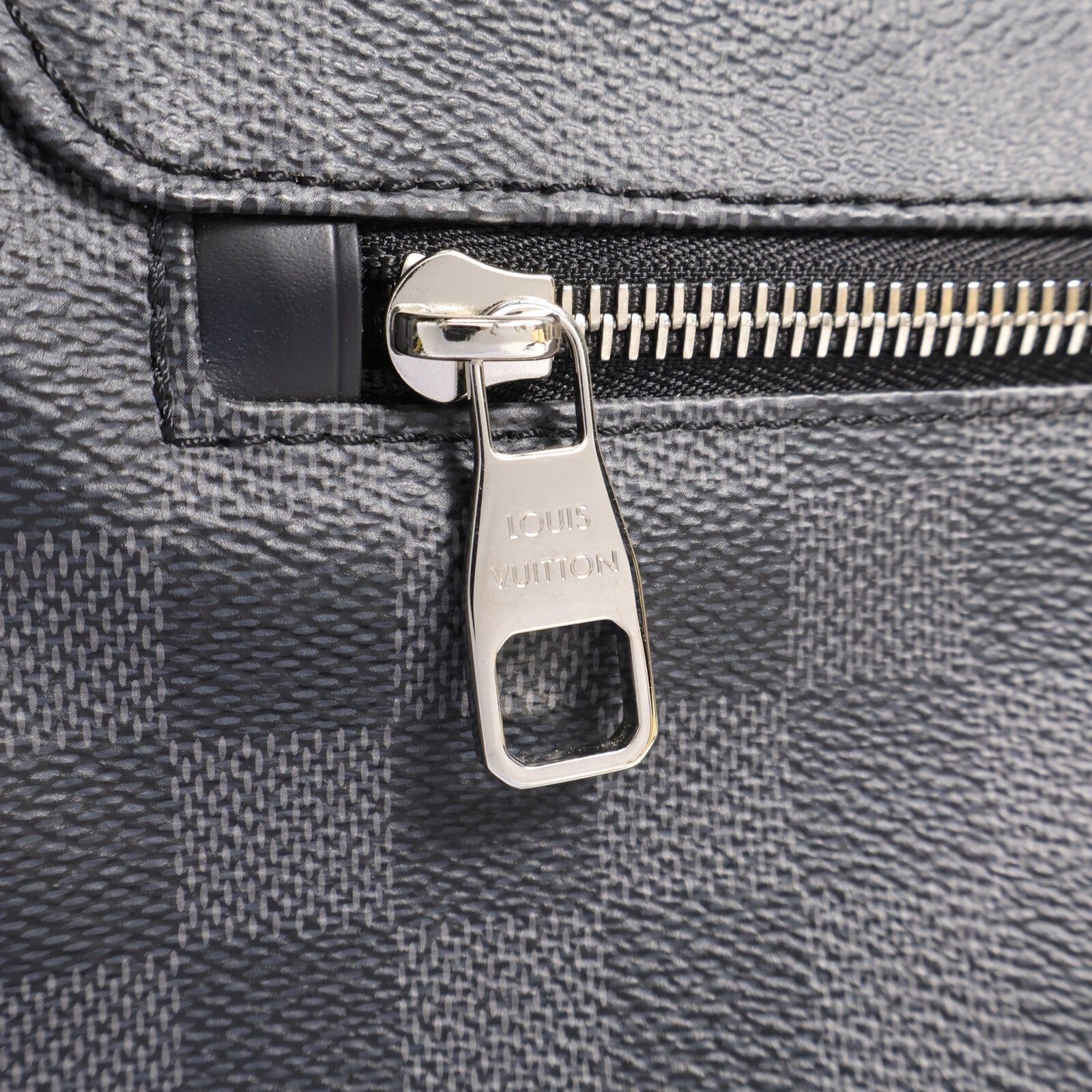LOUIS VUITTON Damier Graphite District MM銀扣肩背袋