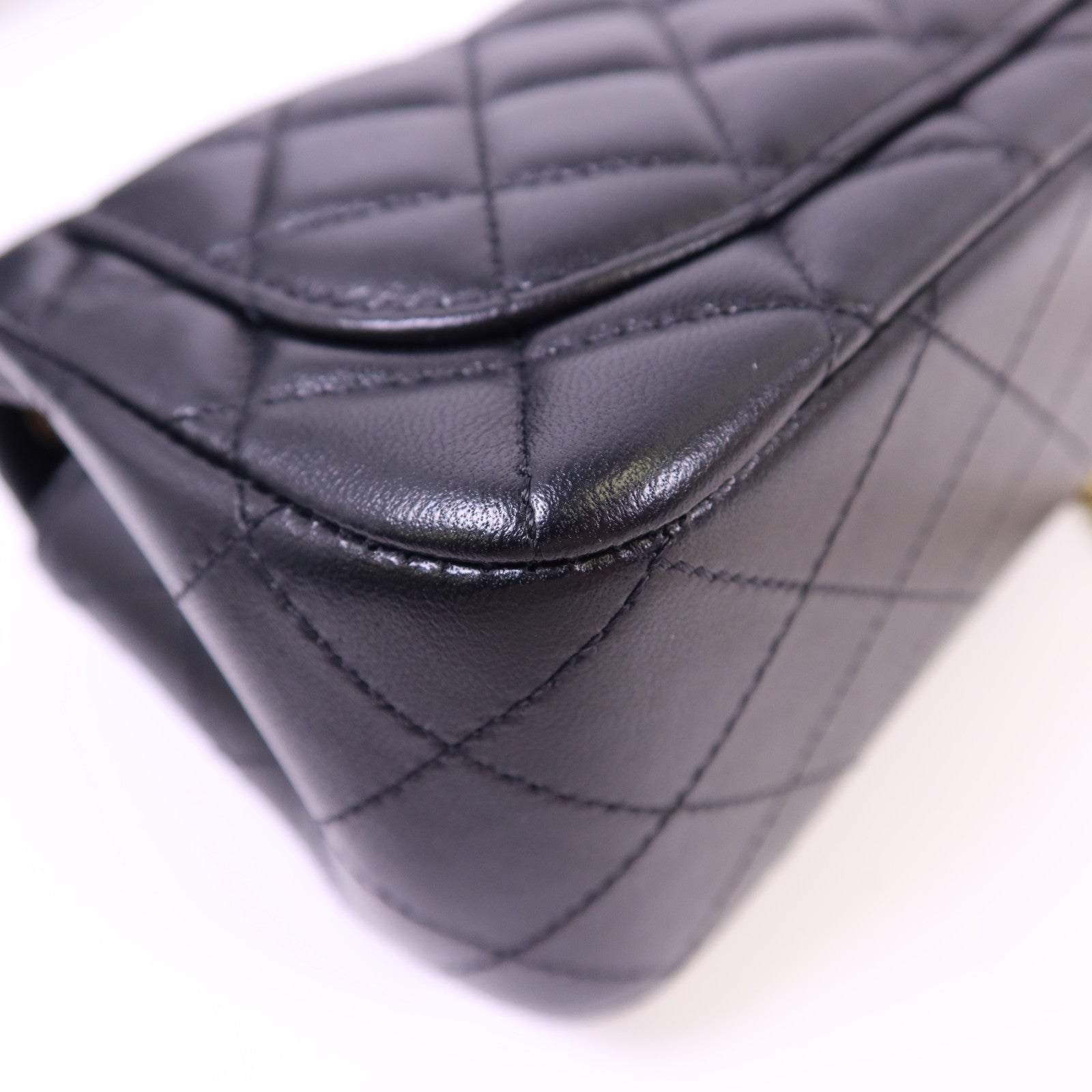 CHANEL 羊皮皮革Mini Classic 17金扣鏈帶肩背袋