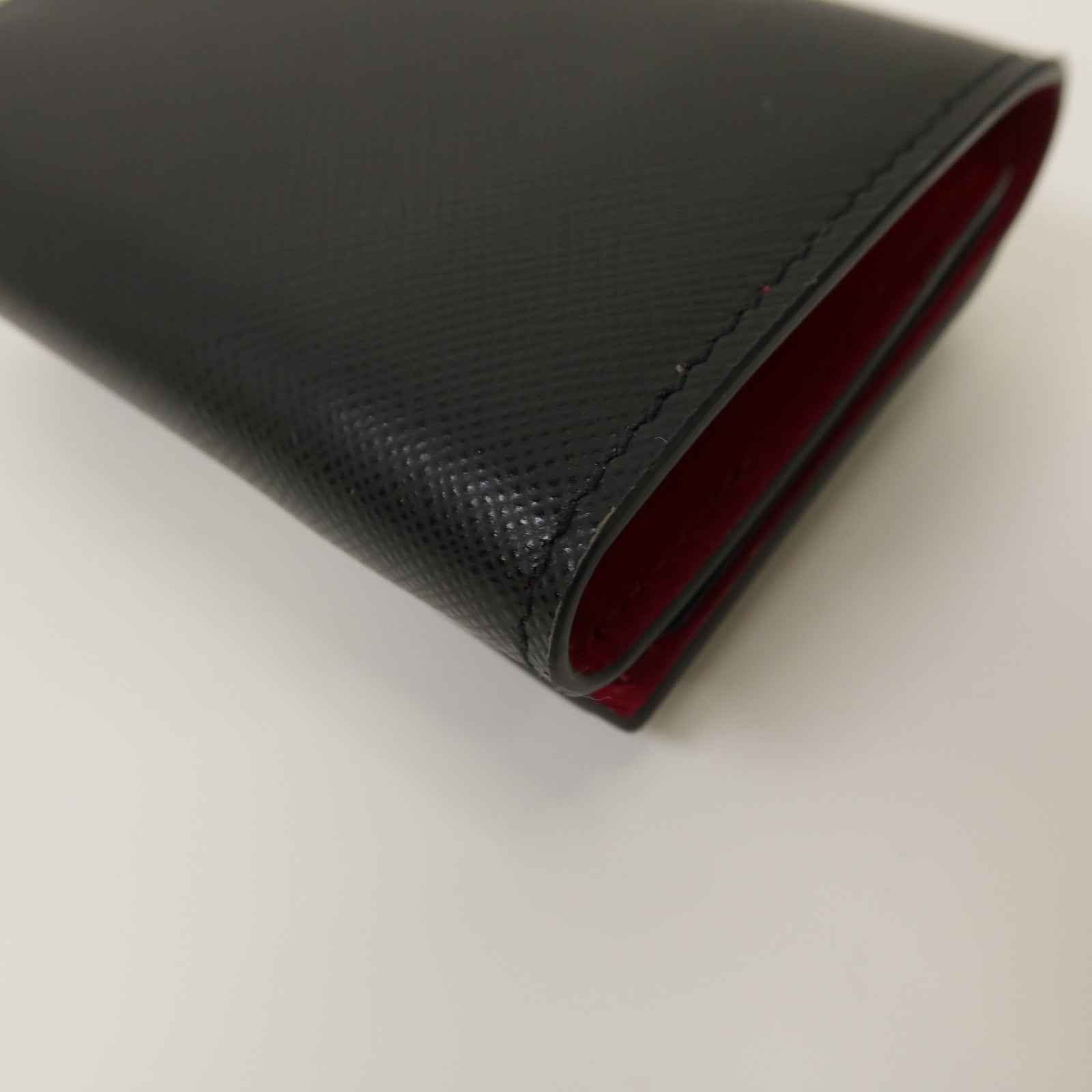 PRADA Saffiano皮革Trifold Wallet銀扣三摺錢包黑色