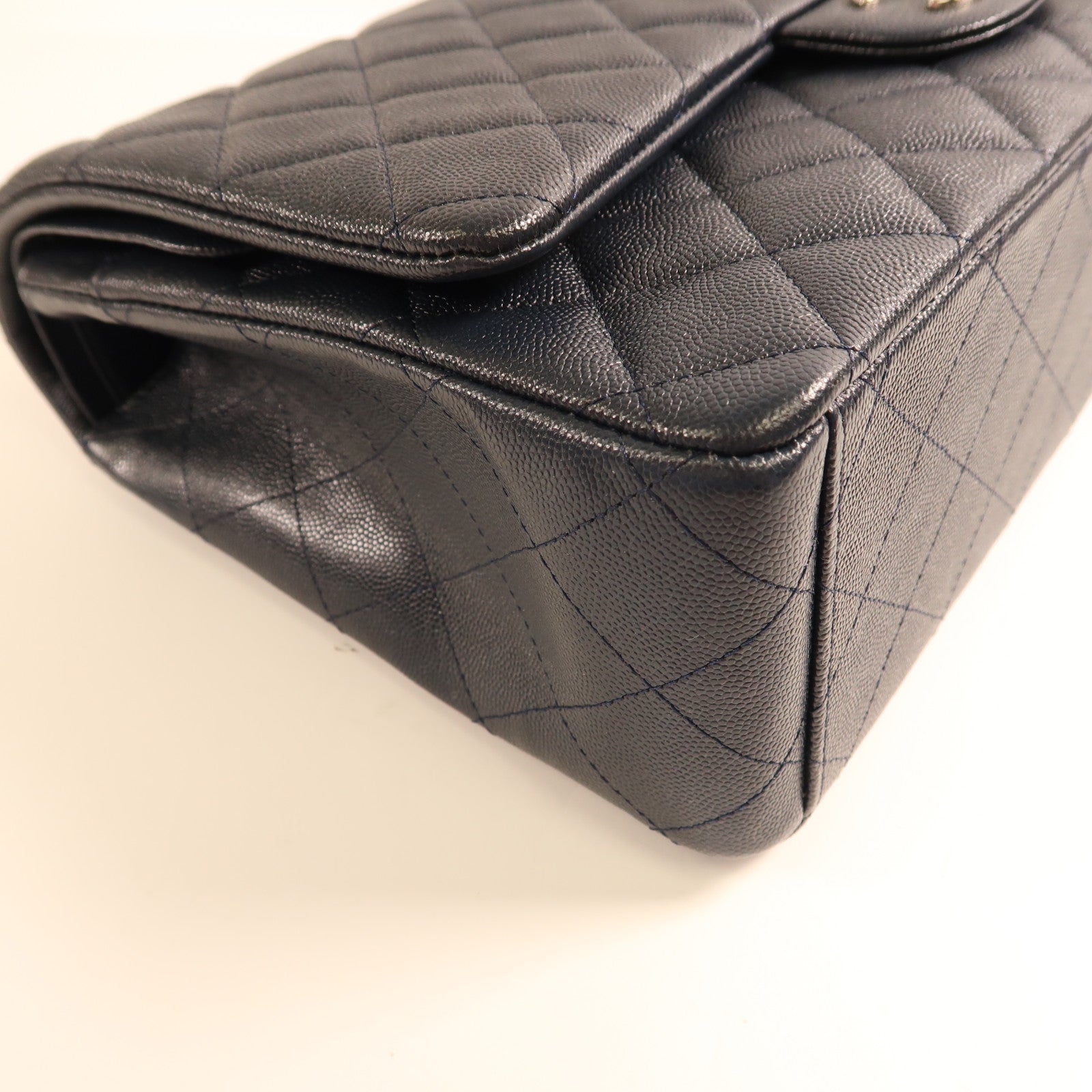 CHANEL 牛皮皮革Maxi Classic銀扣鏈帶肩背袋