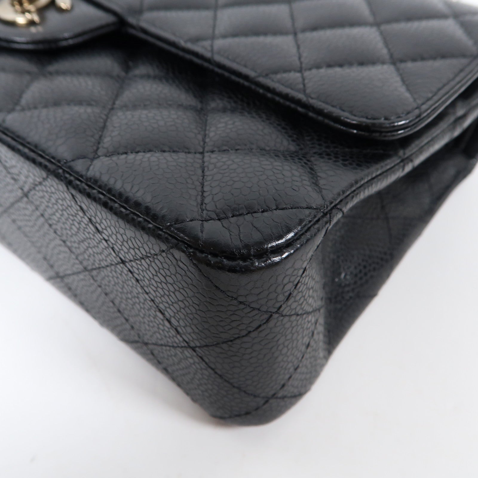CHANEL 菱格Caviar皮革Classic Flap 25銀扣鏈帶肩背袋黑色
