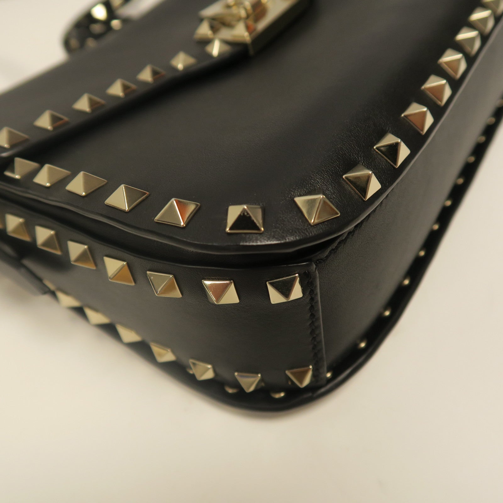 Valentino 【激減優惠】牛皮皮革Shoulder Bag金扣肩背袋黑色