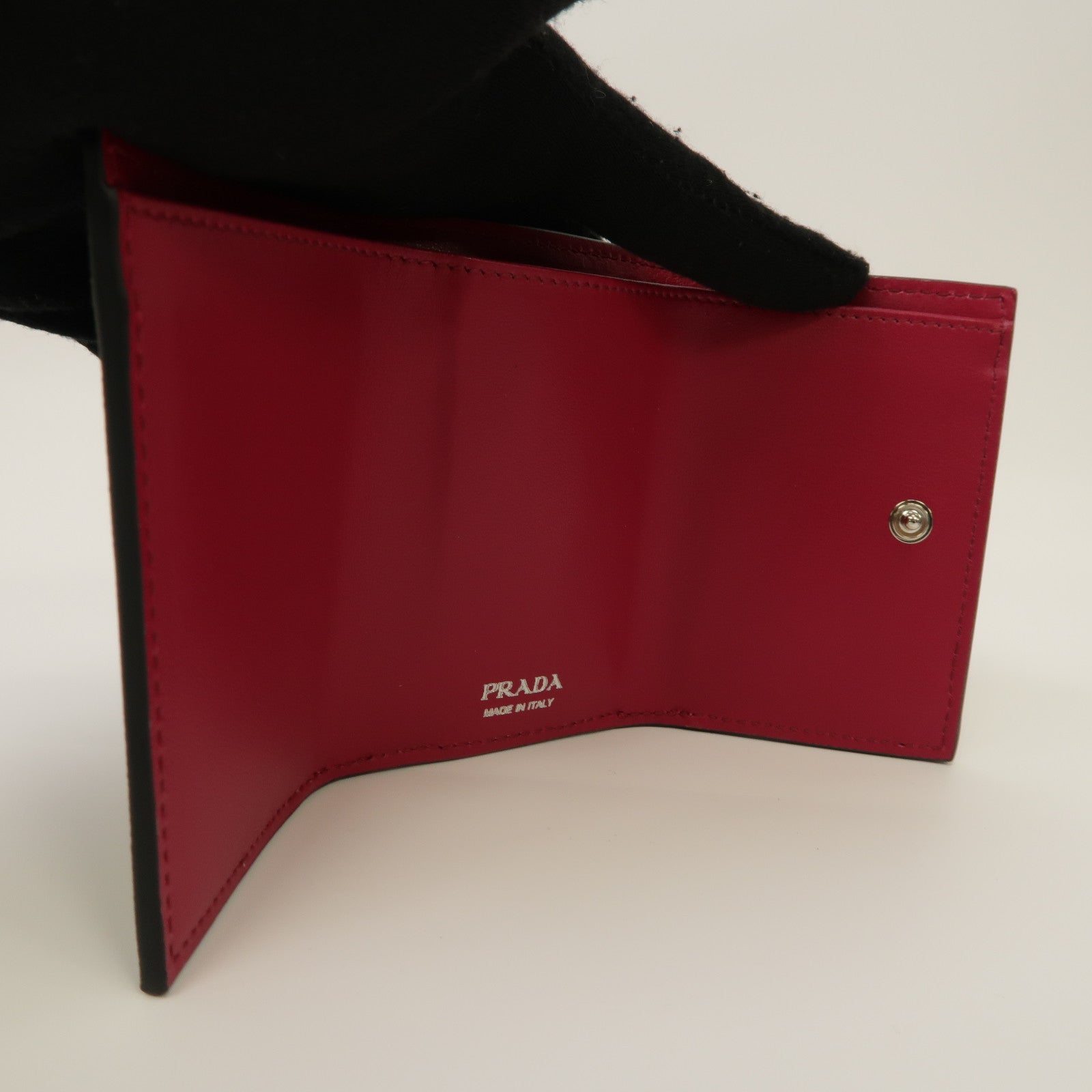 PRADA Saffiano皮革Trifold Wallet銀扣三摺錢包黑色