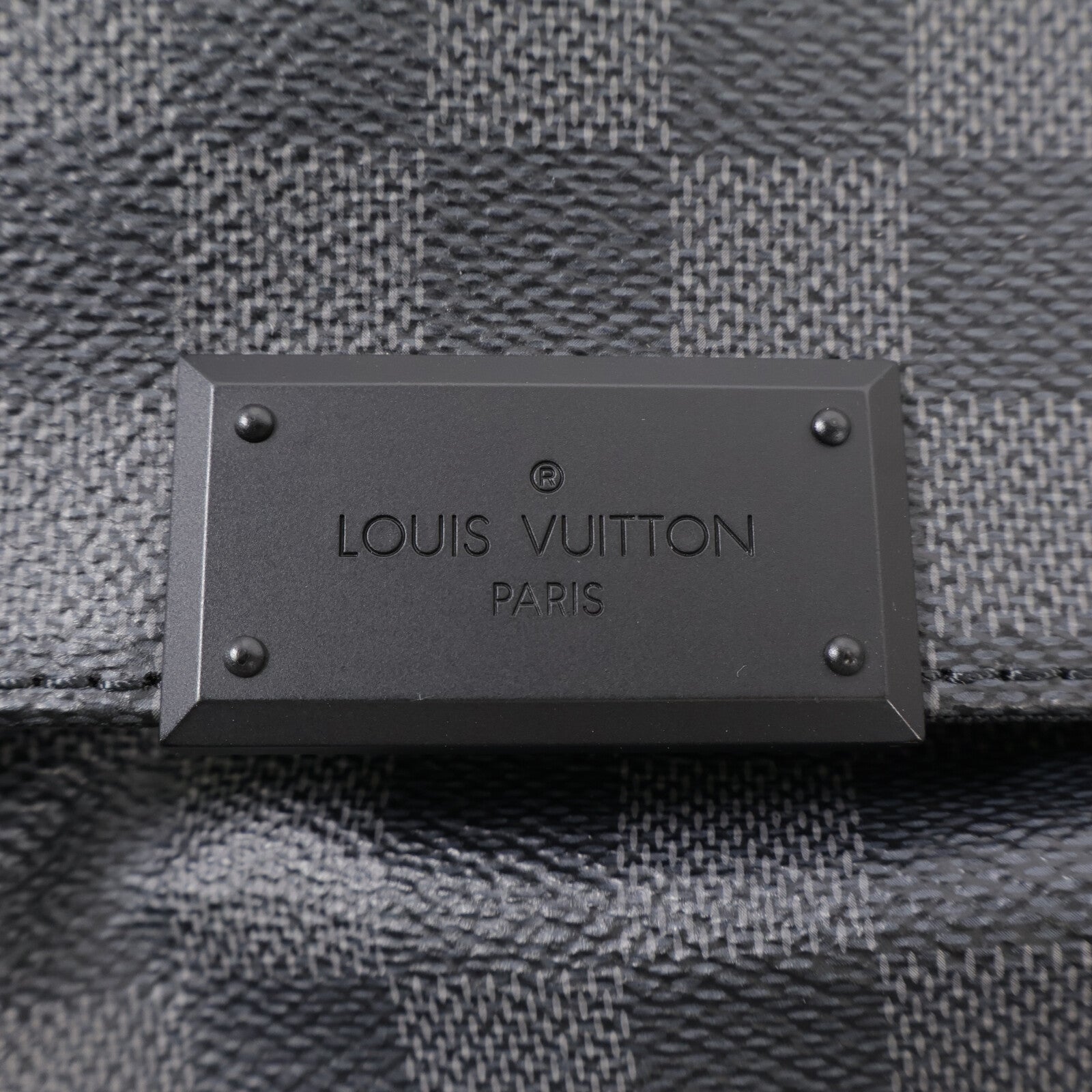 LOUIS VUITTON Damier Graphite District MM銀扣肩背袋