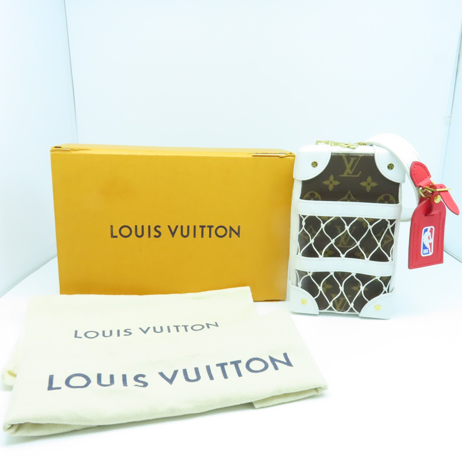 LOUIS VUITTON 【清倉大減價】Monogram Soft Trunk NBA Edition Shoulder Bag金扣肩背袋啡色白色
