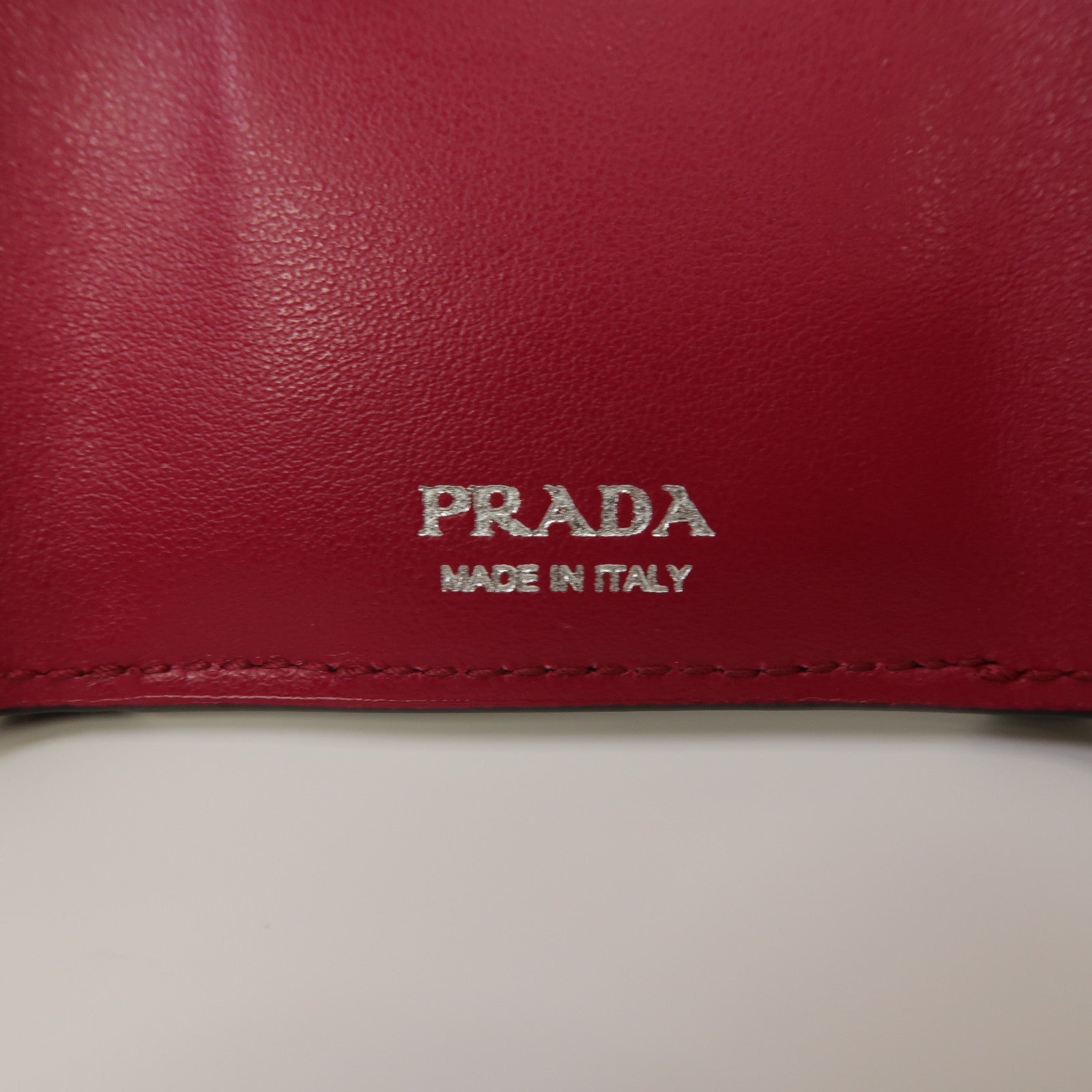 PRADA Saffiano皮革Trifold Wallet銀扣三摺錢包黑色