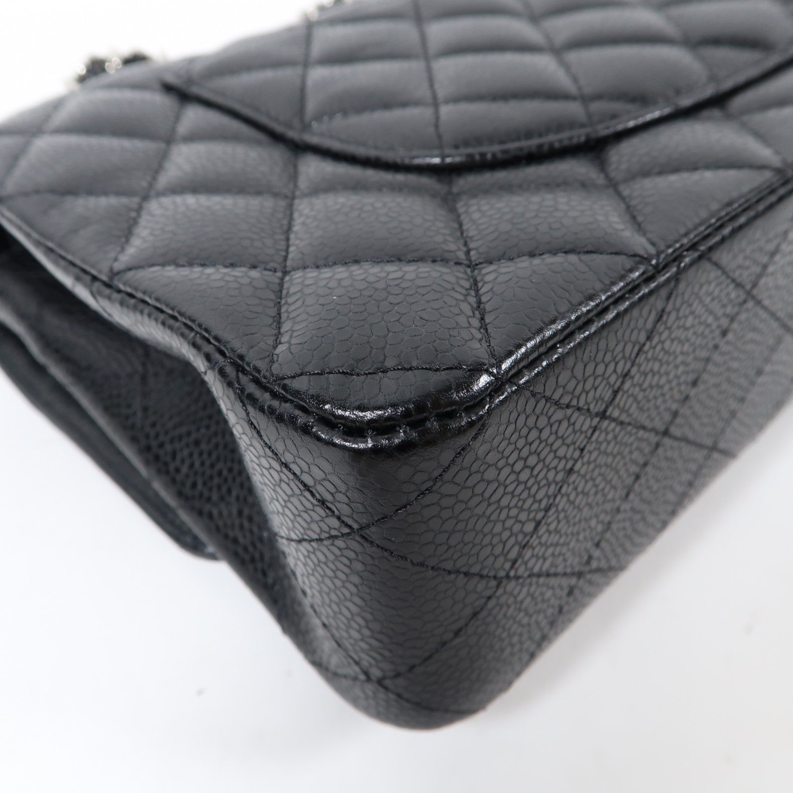 CHANEL 菱格Caviar皮革Classic Flap 25銀扣鏈帶肩背袋黑色