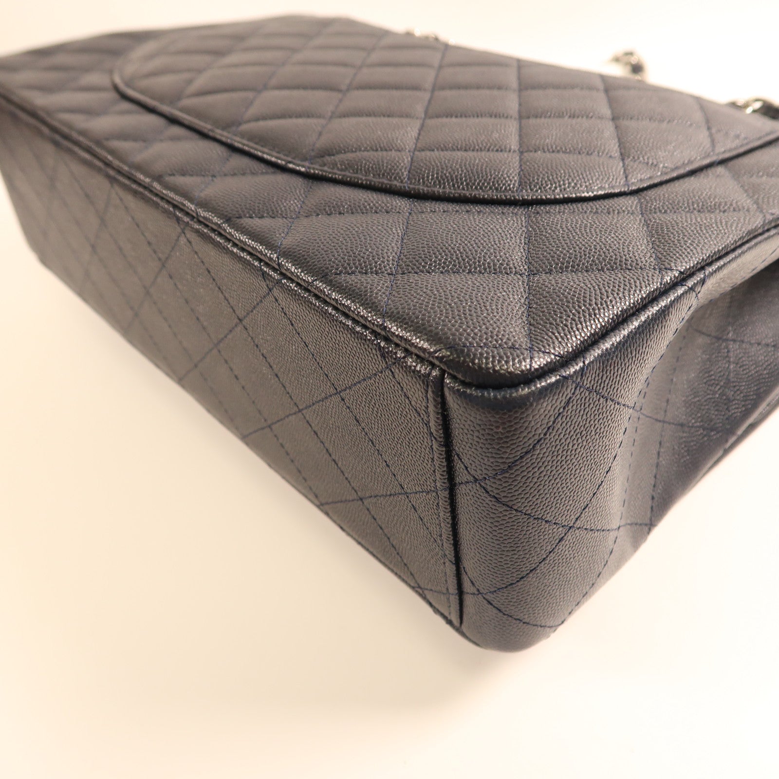 CHANEL 牛皮皮革Maxi Classic銀扣鏈帶肩背袋