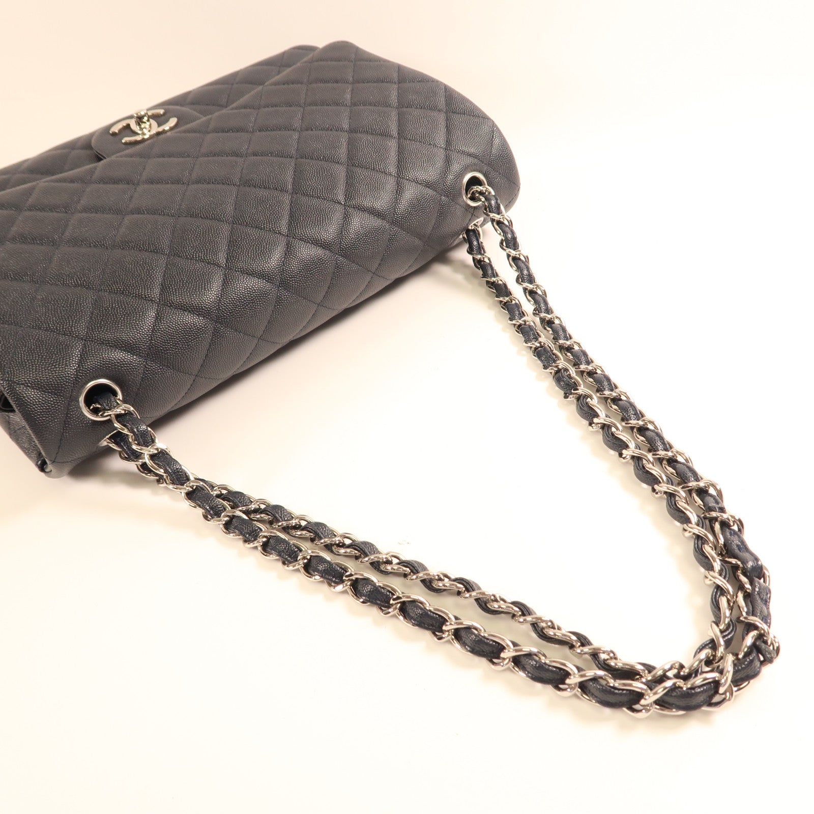 CHANEL 牛皮皮革Maxi Classic銀扣鏈帶肩背袋