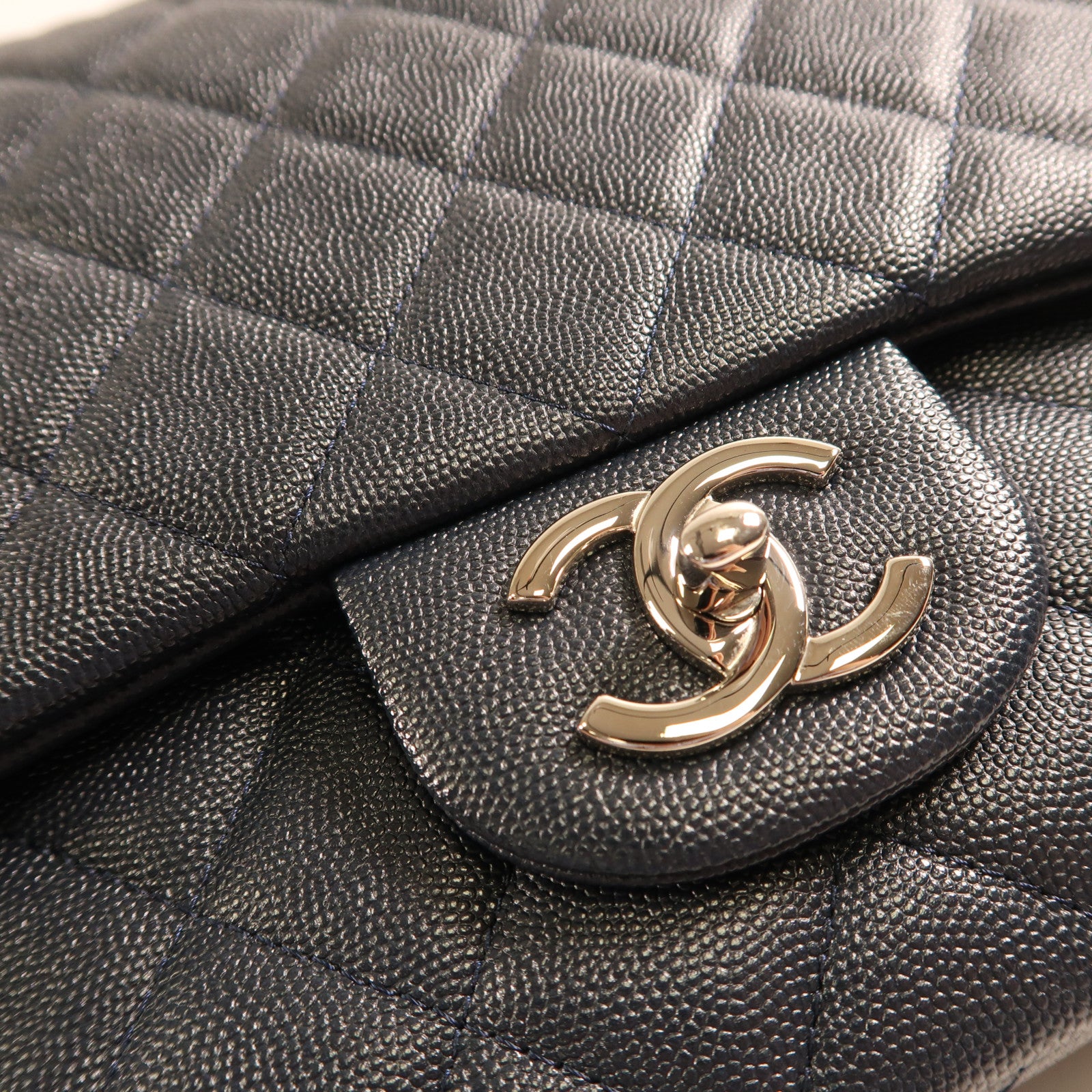 CHANEL 牛皮皮革Maxi Classic銀扣鏈帶肩背袋