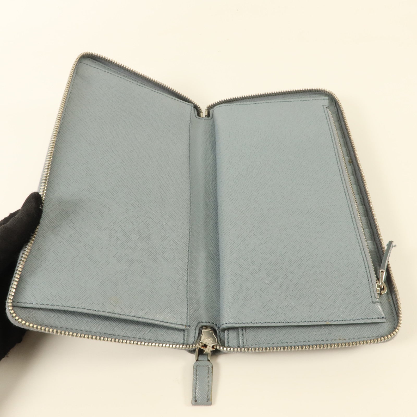 PRADA Saffiano皮革Zip Travel Wallet長錢包
