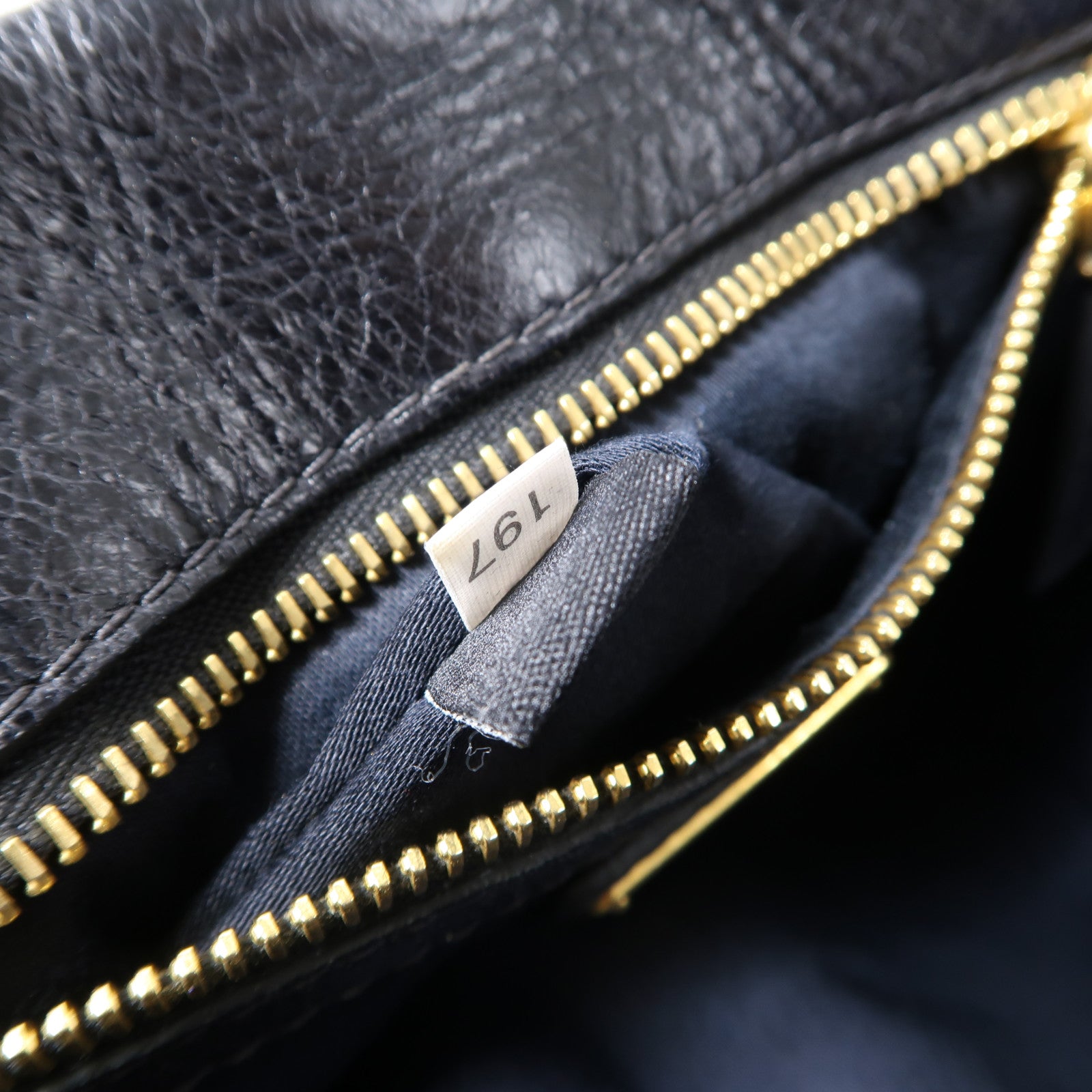 Miu Miu 牛皮皮革Hand Bag金扣手挽袋黑色