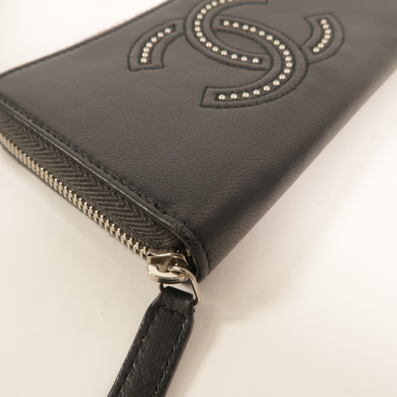 CHANEL 羊皮皮革Studded CC Zip Around Wallet長錢包