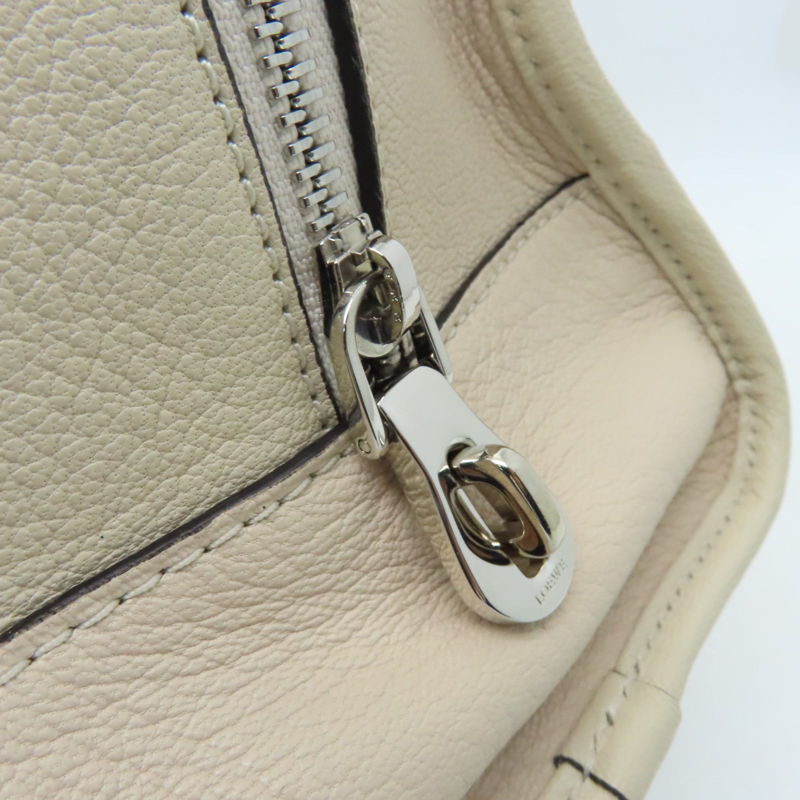 LOEWE 【清倉大減價】牛皮皮革Amazona銀扣手挽袋白色