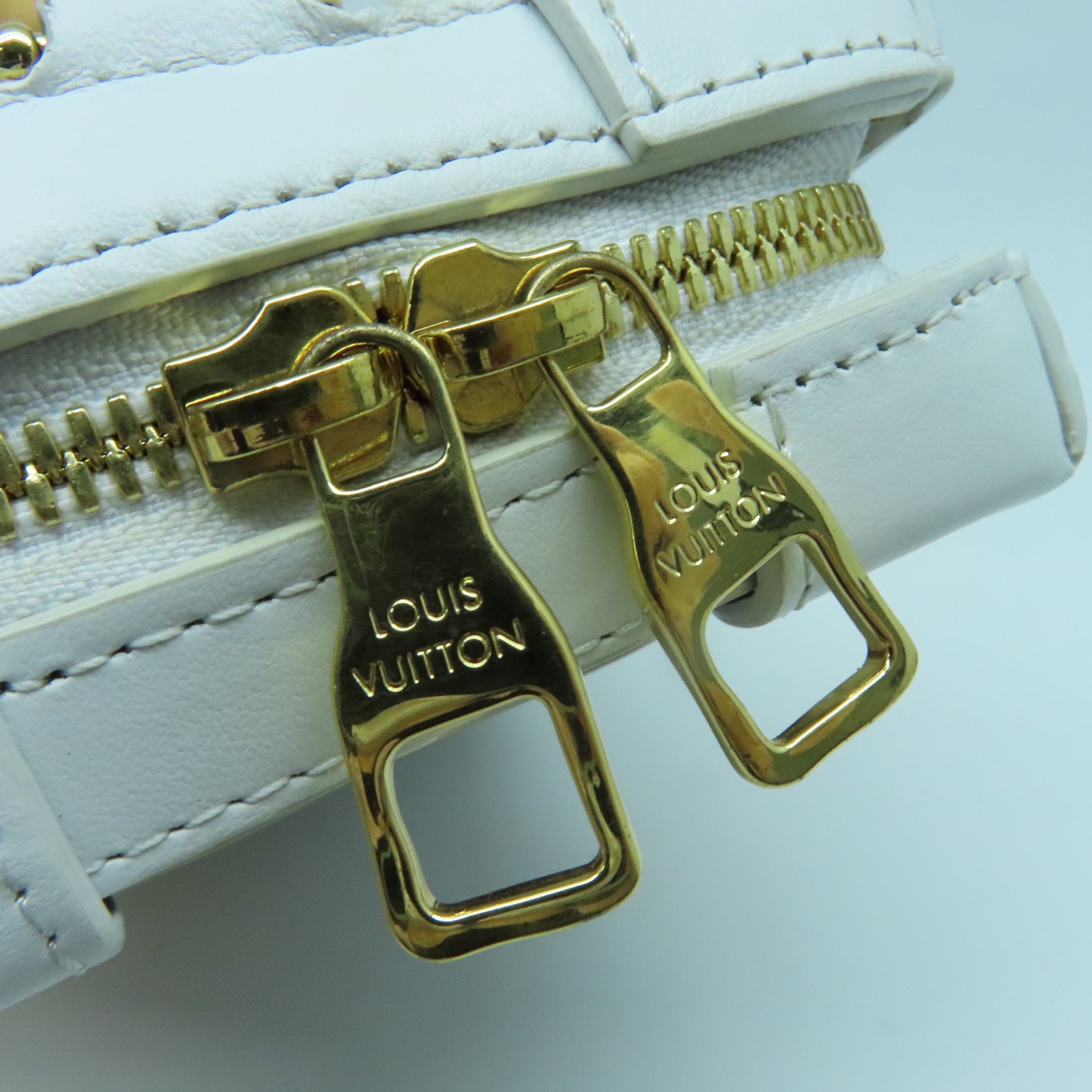 LOUIS VUITTON 【清倉大減價】Monogram Soft Trunk NBA Edition Shoulder Bag金扣肩背袋啡色白色