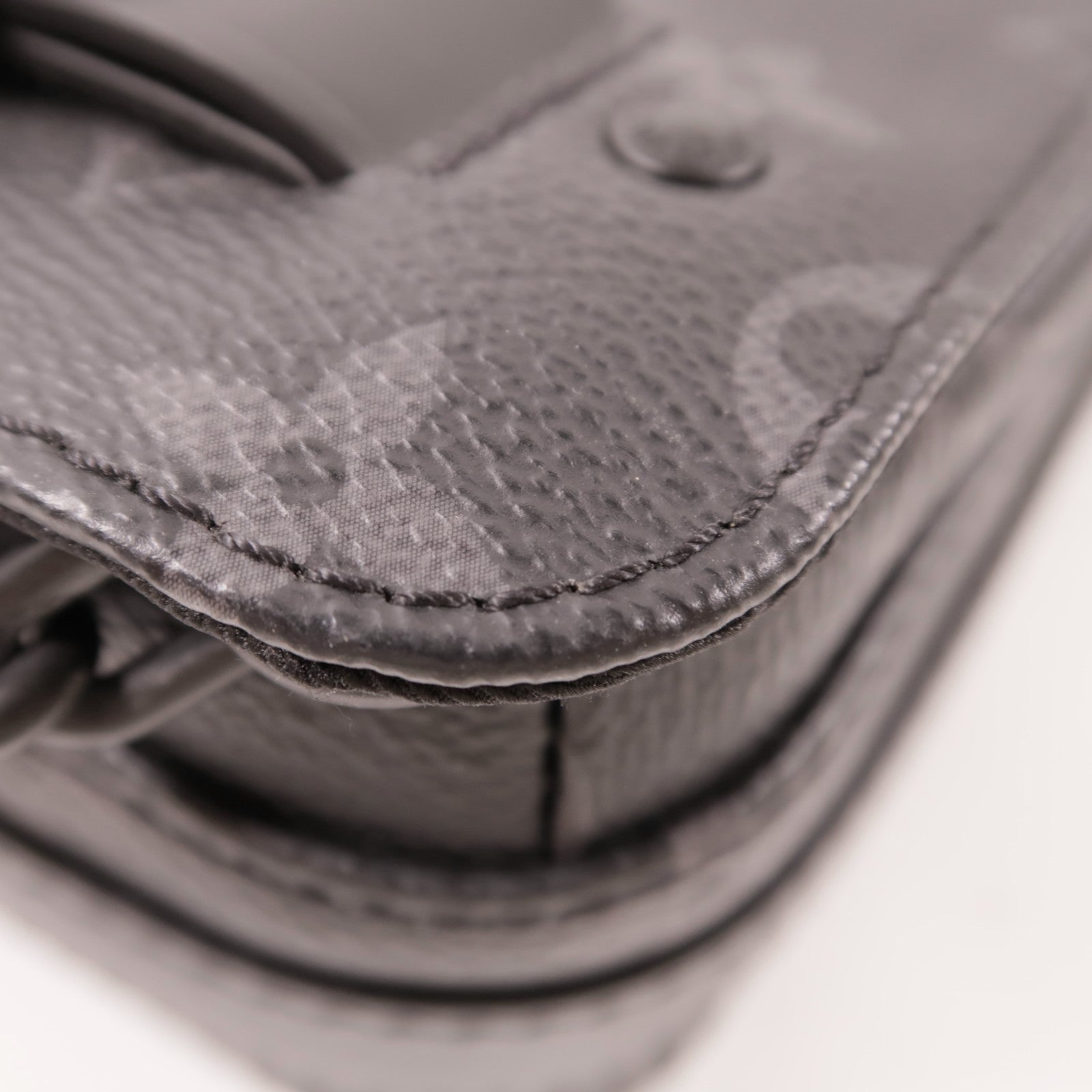 LOUIS VUITTON Monogram Eclipse Steamer肩背袋黑色