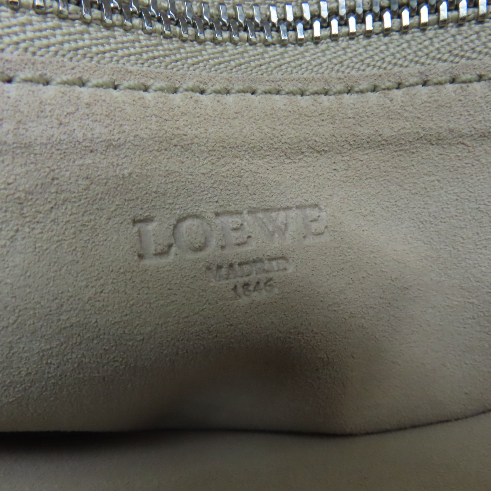 LOEWE 【清倉大減價】牛皮皮革Amazona銀扣手挽袋白色