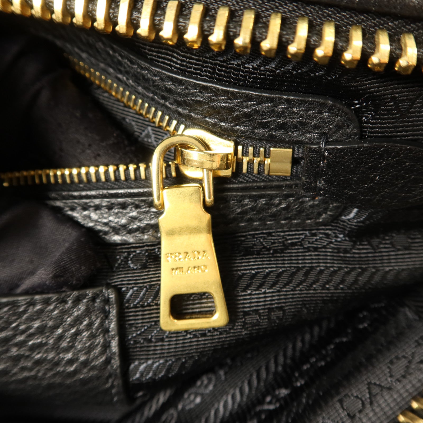 PRADA 牛皮皮革Shoulder Bag金扣肩背袋