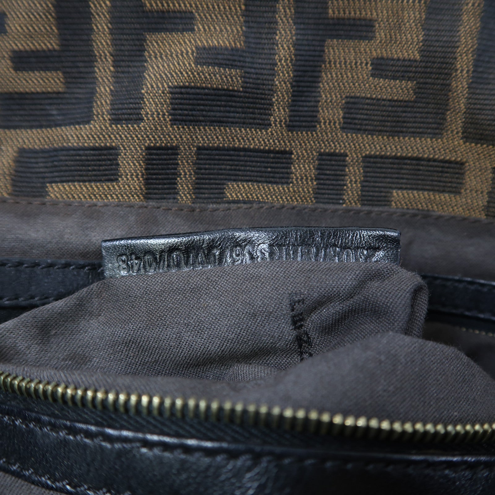 FENDI 帆布Shoulder Bag金扣肩背袋啡色