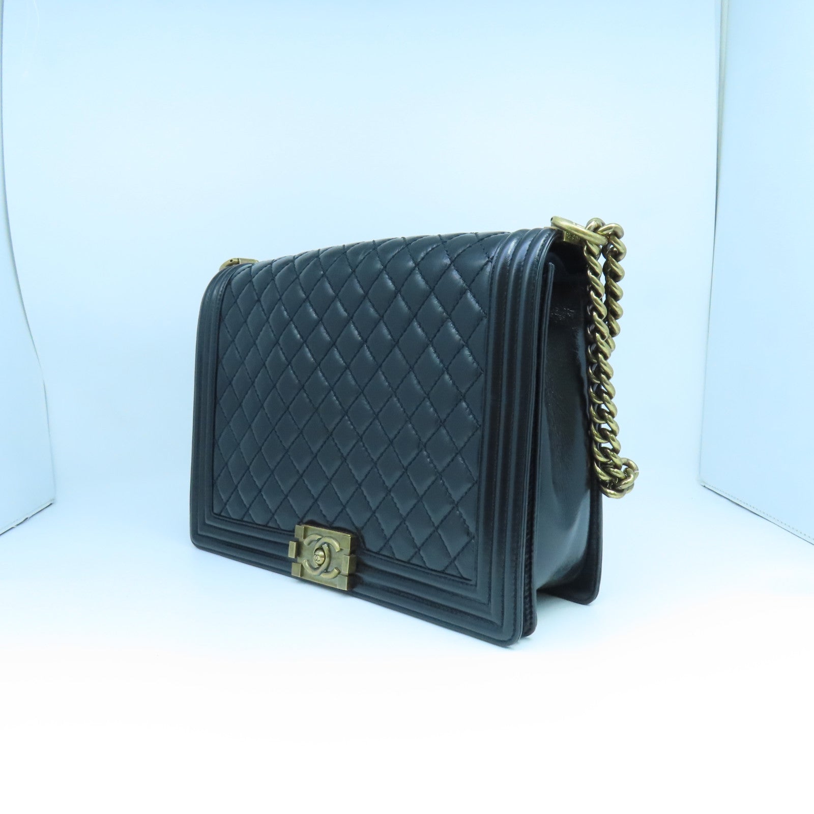 CHANEL 【清倉大減價】菱格牛皮皮革Boy 28cm金扣鏈帶肩背袋黑色
