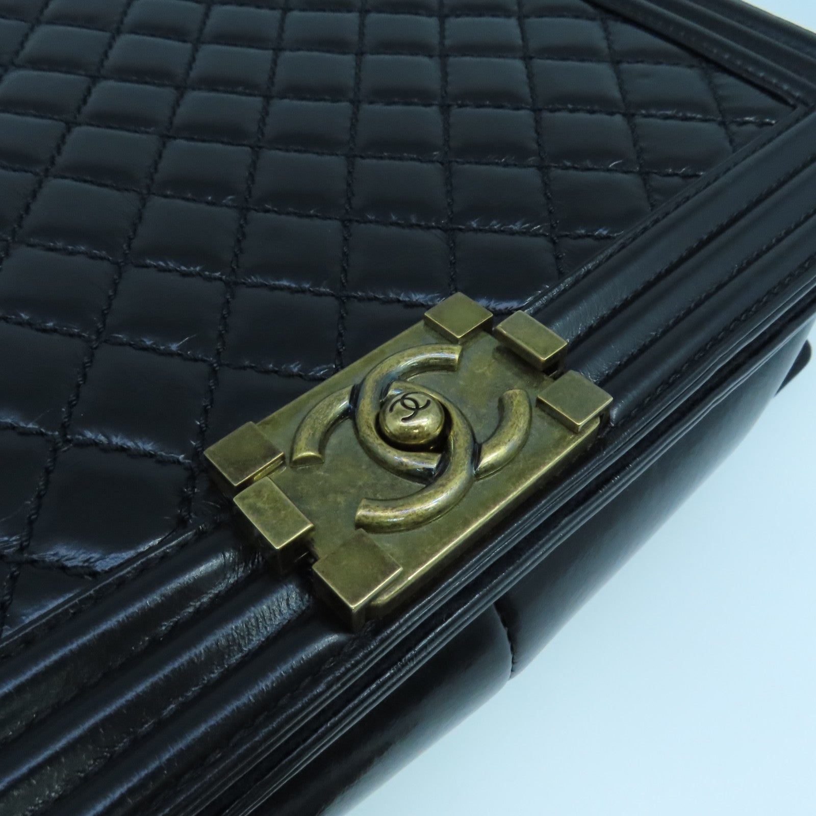 CHANEL 【清倉大減價】菱格牛皮皮革Boy 28cm金扣鏈帶肩背袋黑色